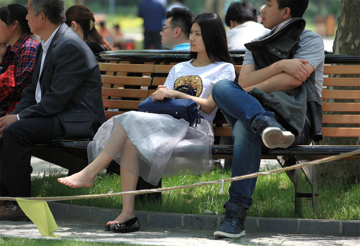 图片[2]-踏青公园街拍系列No.681 少女玉足雪白灵动的特点都表现出来了 第1套-日更街拍