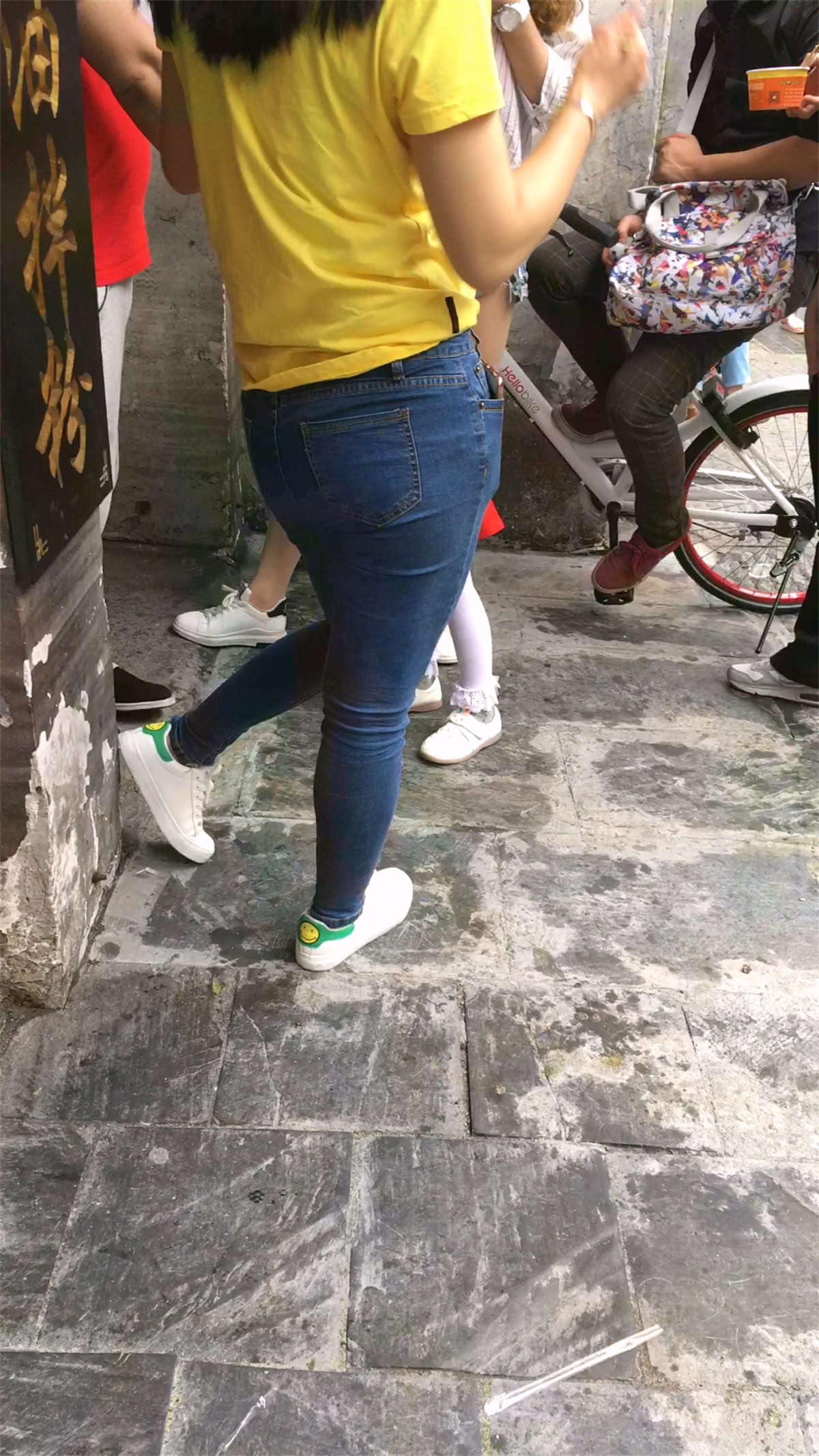 图片[2]-紧身蓝牛黄T恤鸭舌帽小姐姐-日更街拍