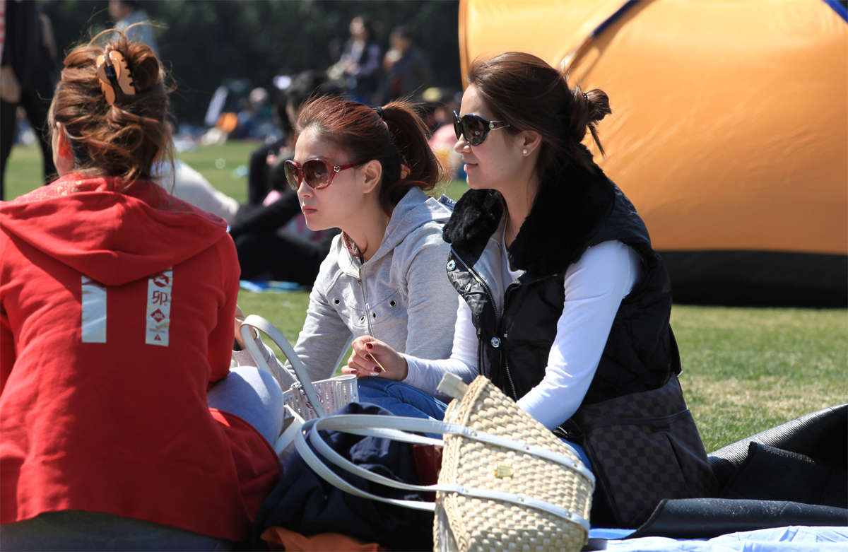 图片[2]-踏青公园街拍系列No.163 一群美少妇，两个最漂亮的穿着丝袜-日更街拍