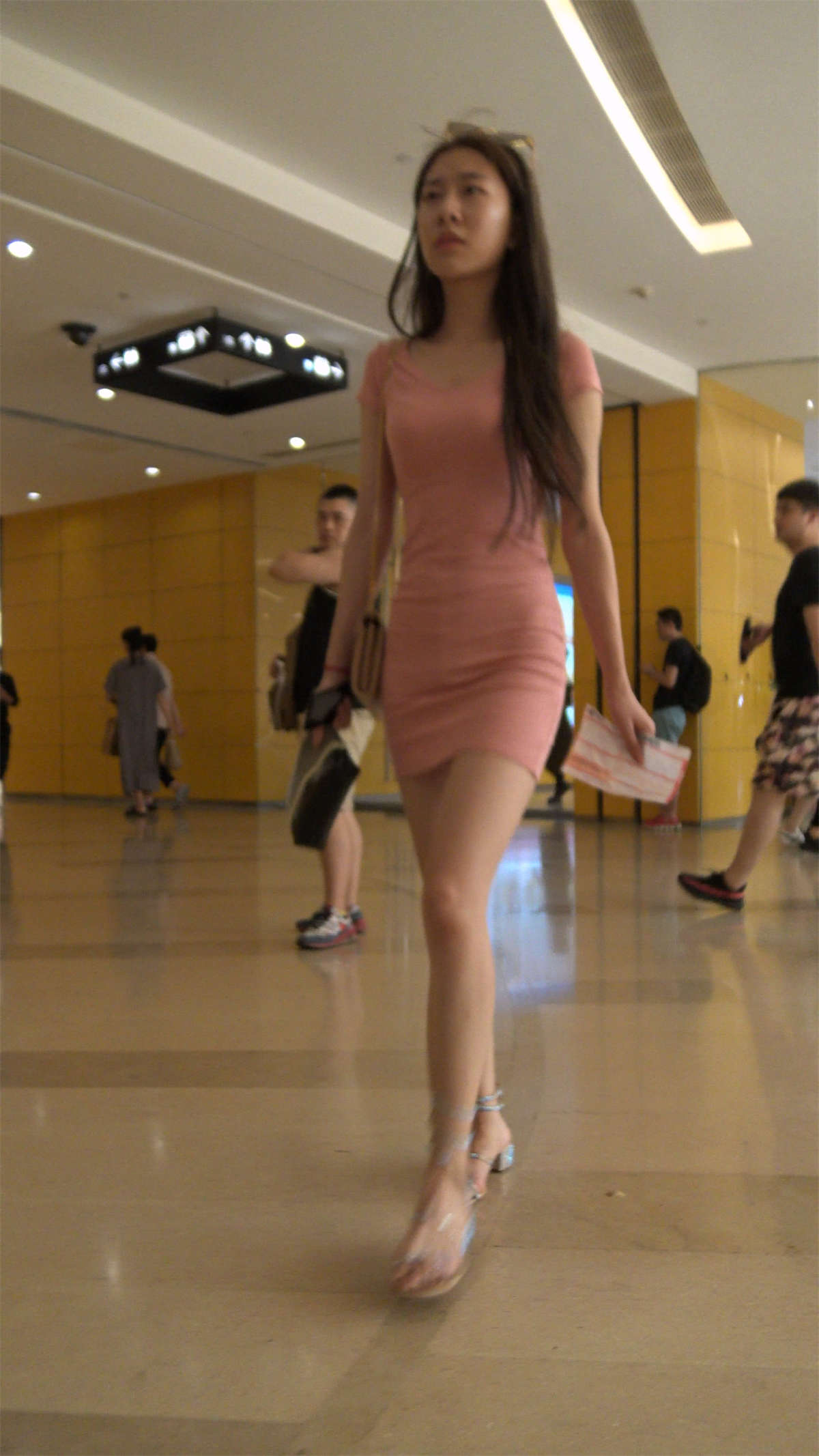 图片[2]-超级性感粉色包臀裙苗条身材美女-日更街拍