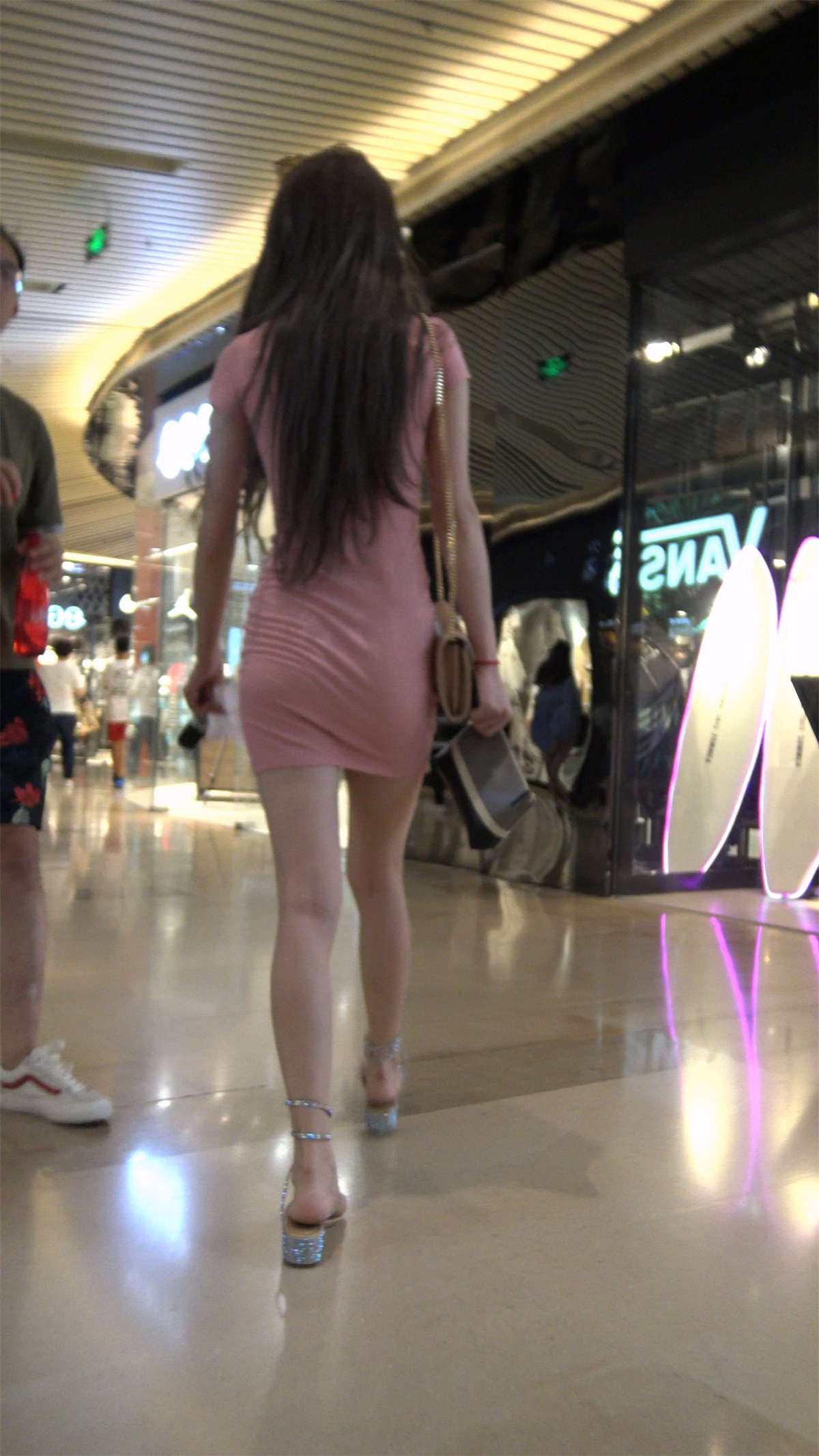 超级性感粉色包臀裙苗条身材美女-日更街拍