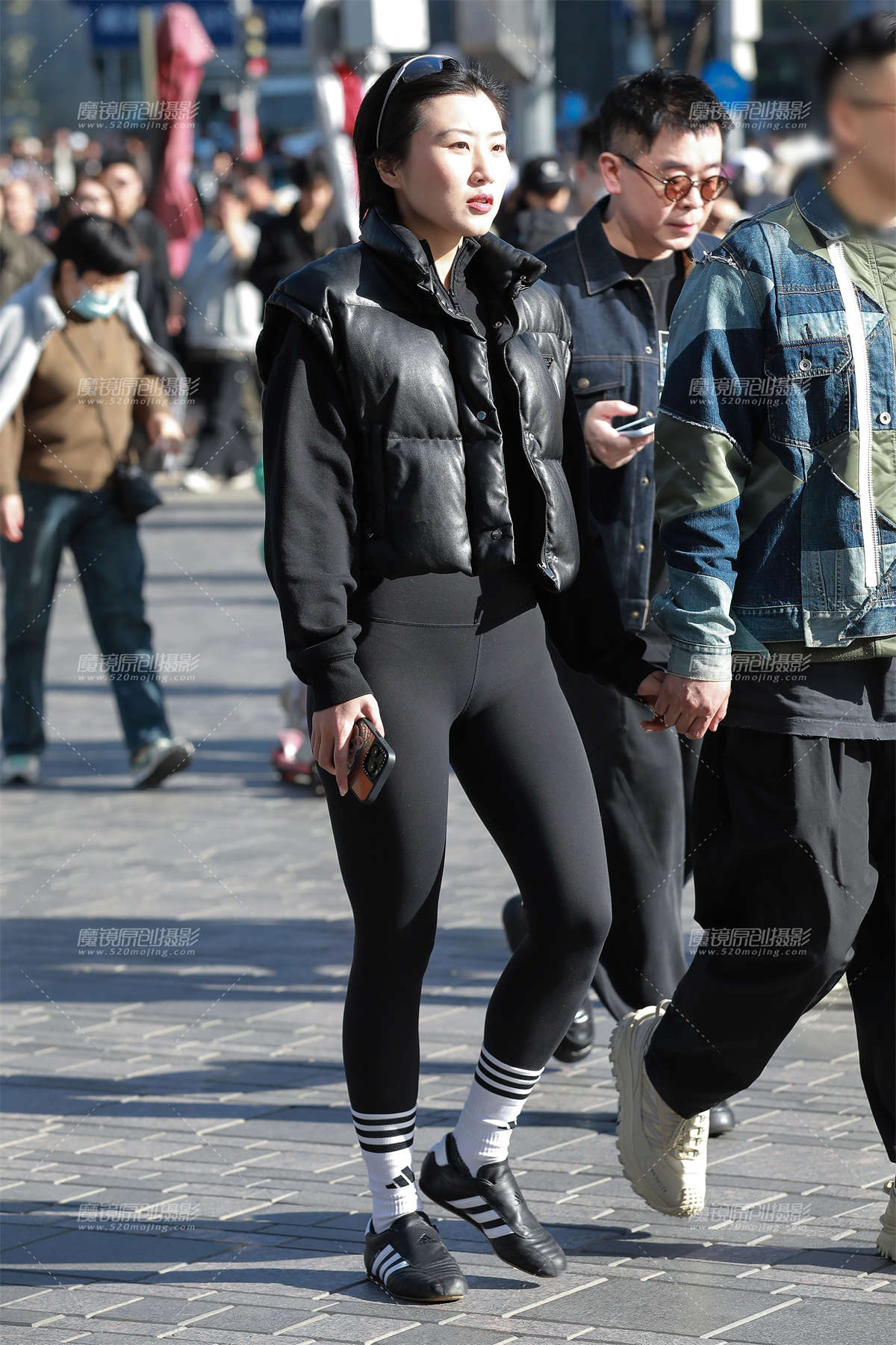 黑色紧身瑜伽裤-日更街拍