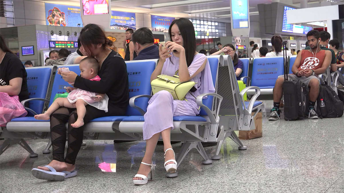 图片[2]-精致美足穿进12CM的高跟，这是旅行的节奏吗？-日更街拍