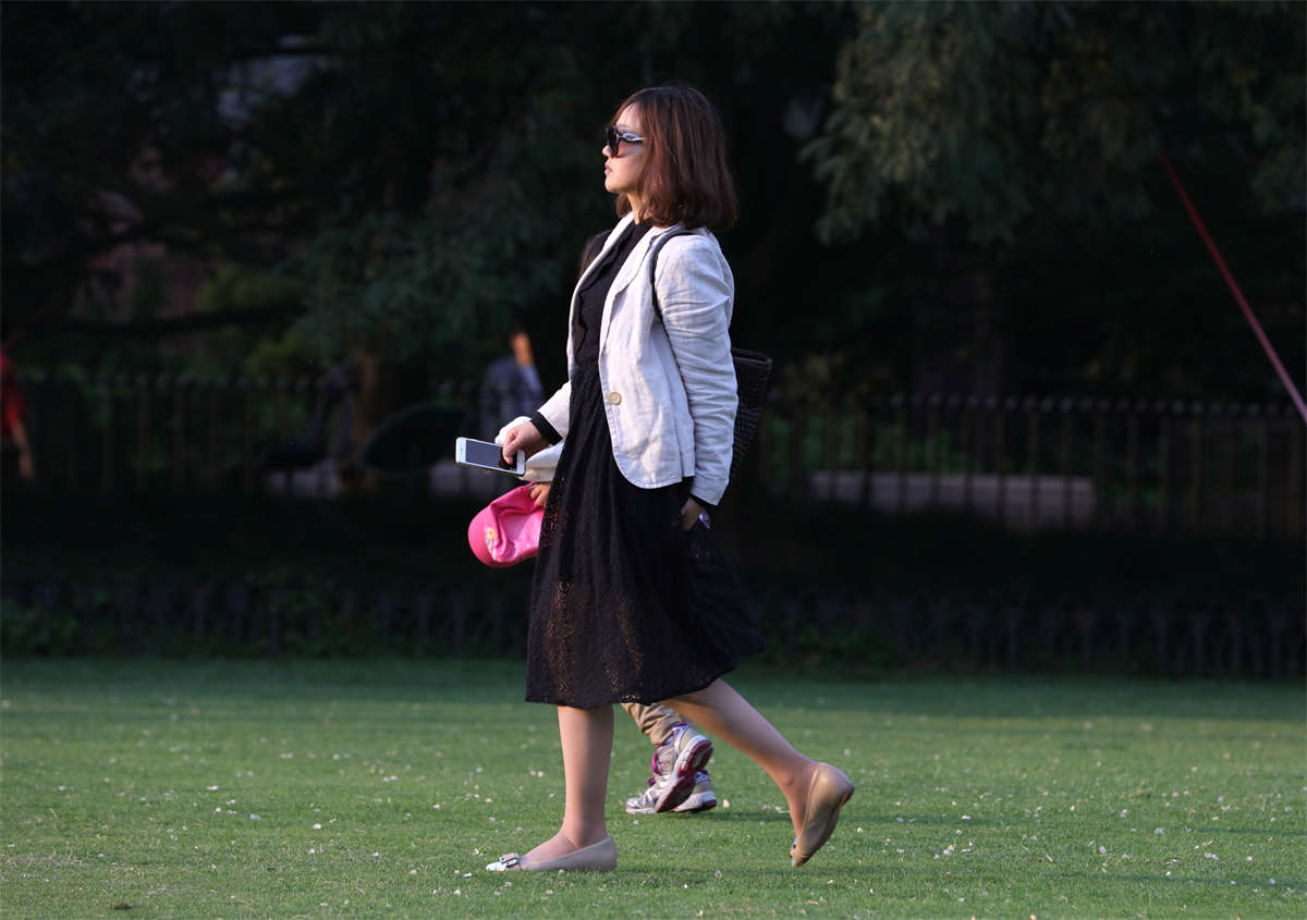 图片[2]-踏青公园街拍系列No.682 墨镜韵妇无挡超薄长丝足，无死角霸气露出-日更街拍