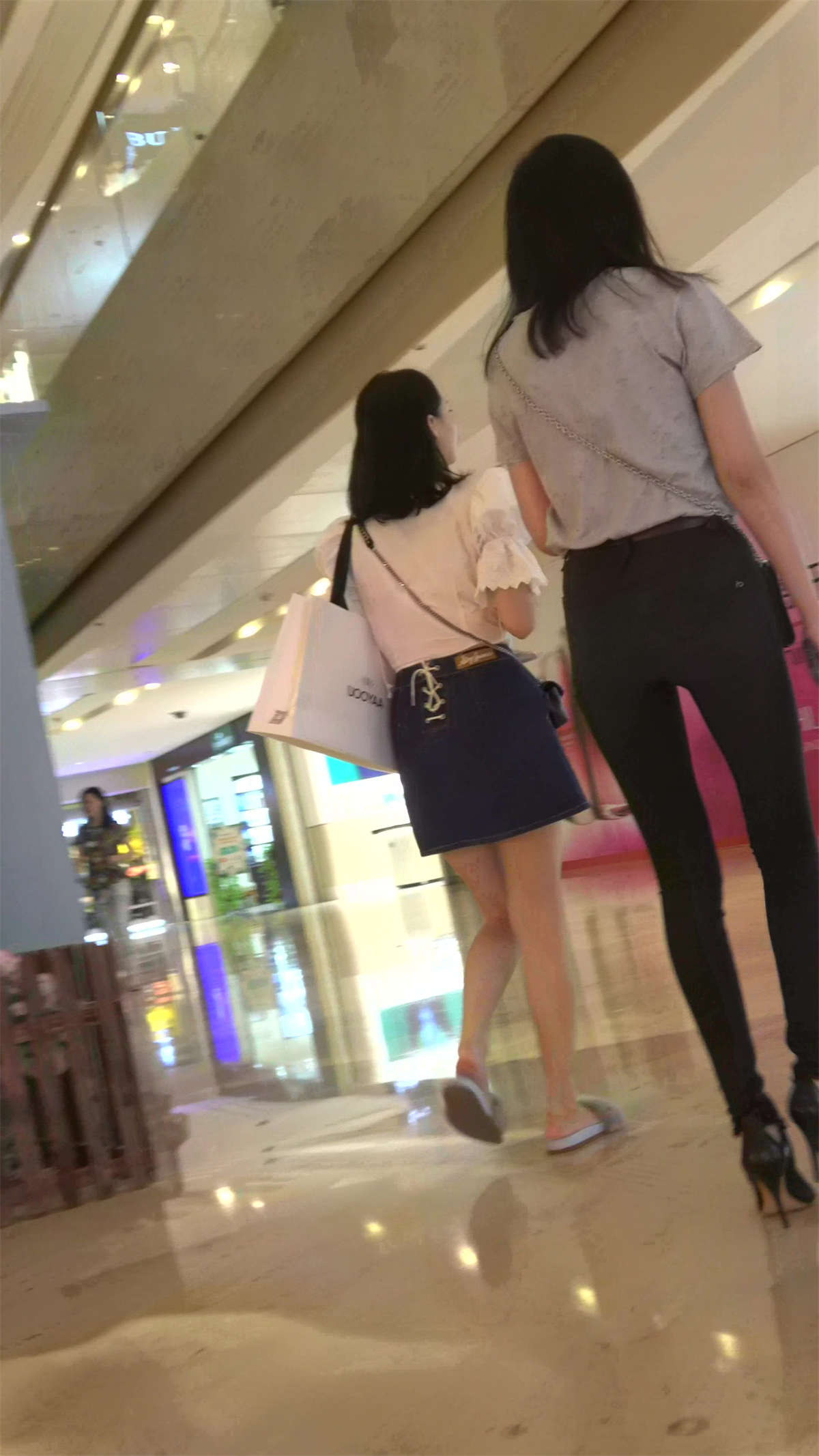 图片[2]-跟姐妹逛商场的超紧身裤街拍圆臀美女-日更街拍