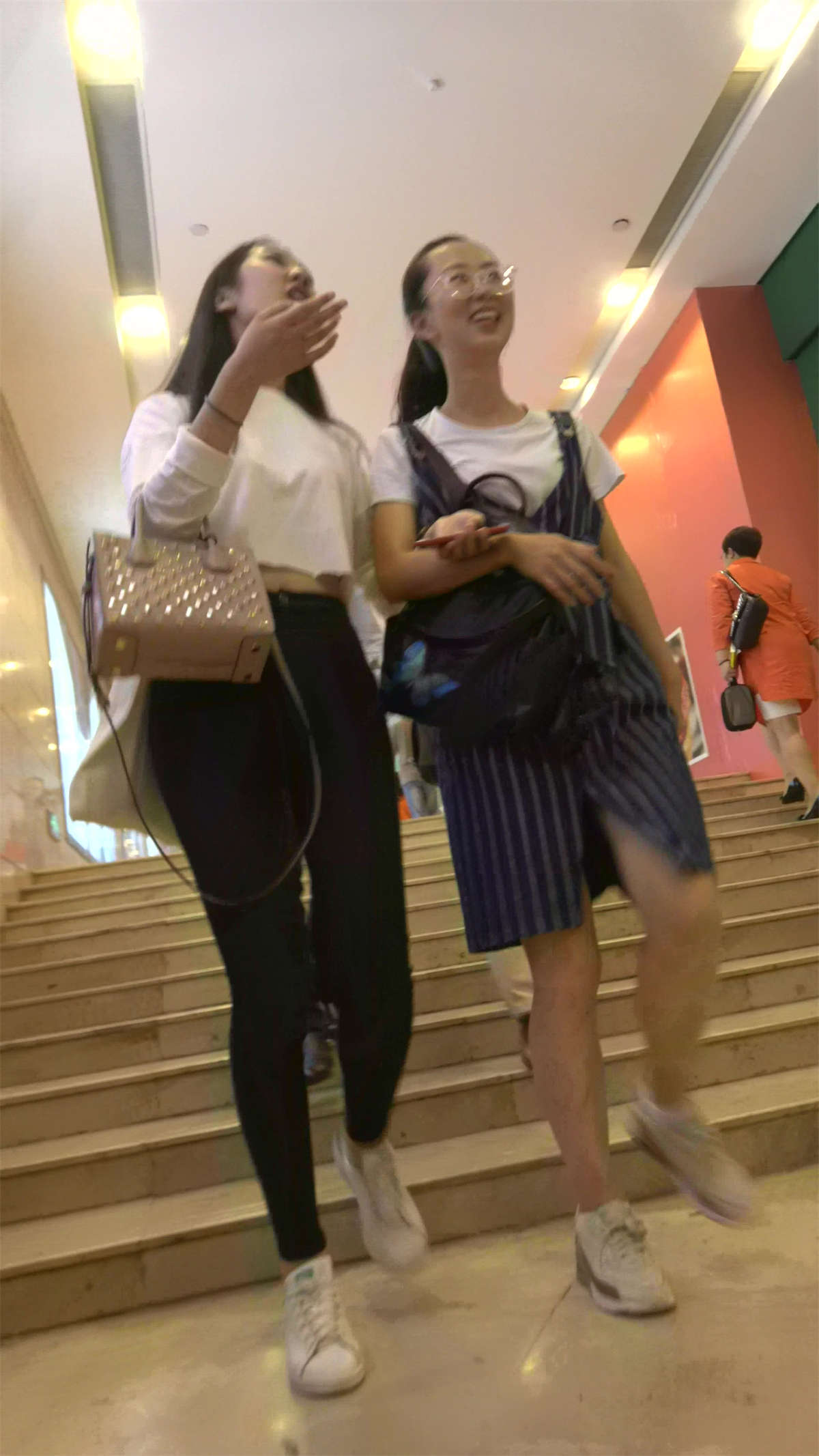 跟姐妹逛商场的超紧身裤街拍圆臀美女-日更街拍