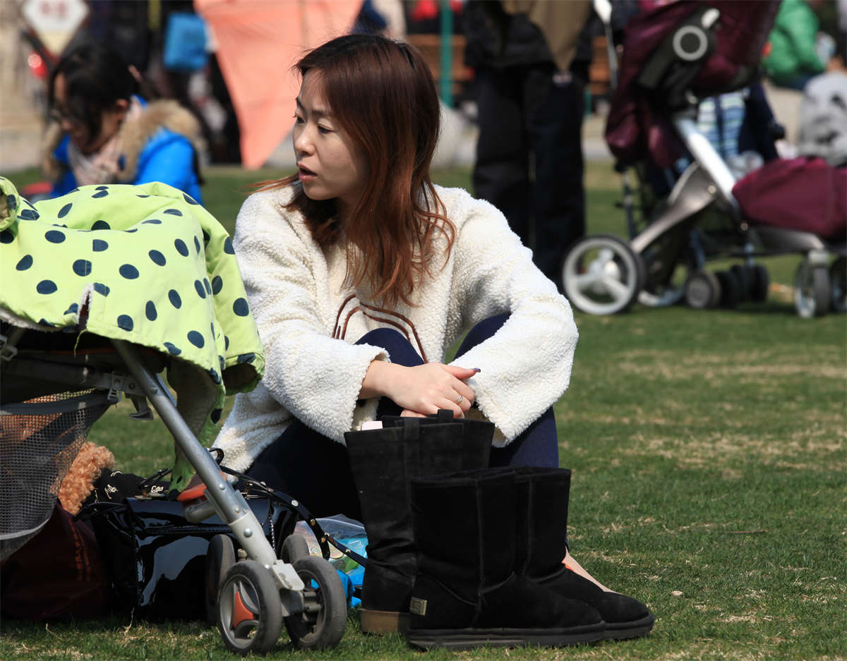 踏青公园街拍系列No.164 一位“春天穿丝，夏天裸足”的文静少妇-日更街拍