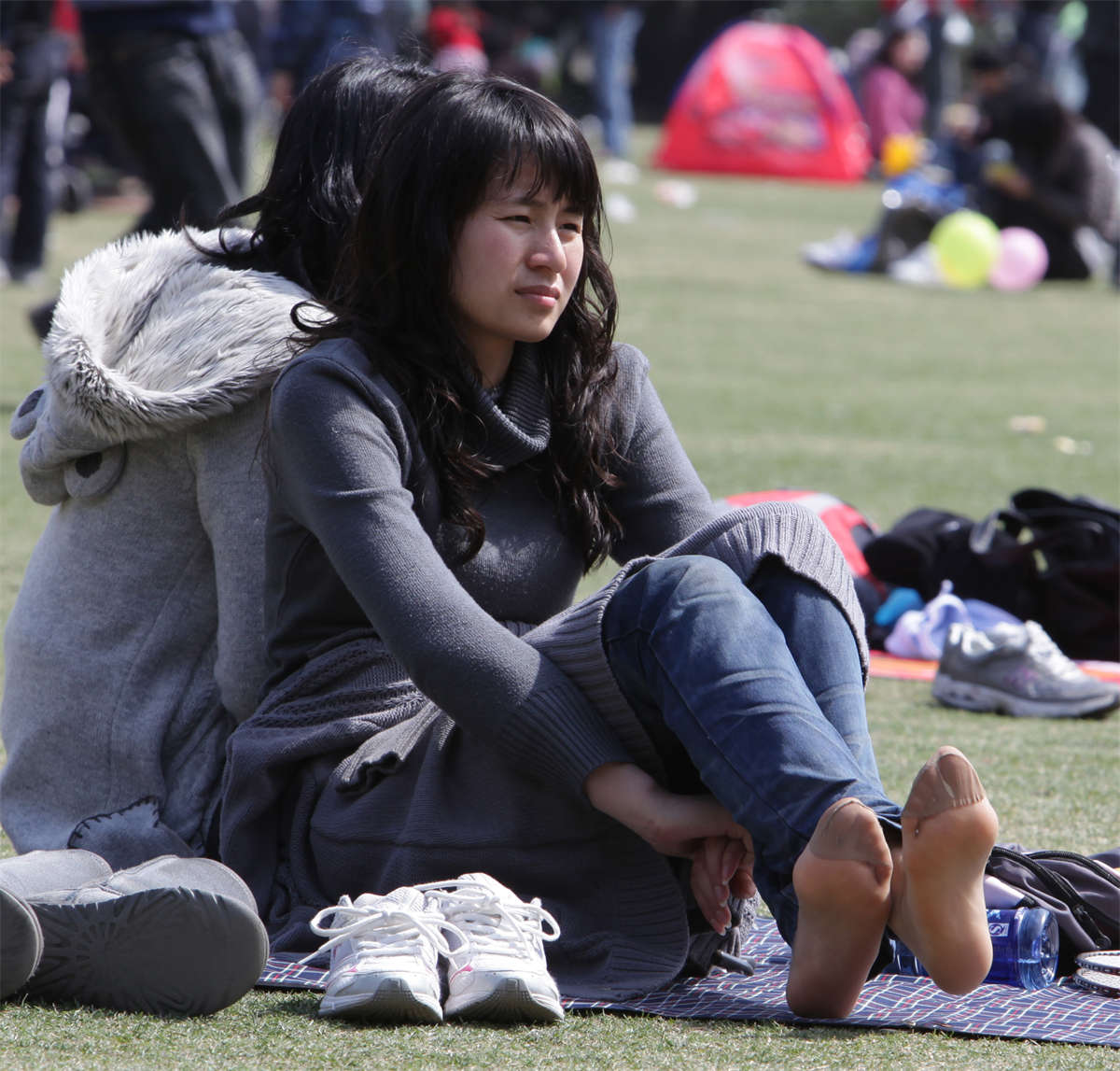 踏青公园街拍系列No.503 室外街拍昨开张，肉丝少妇打头阵-日更街拍