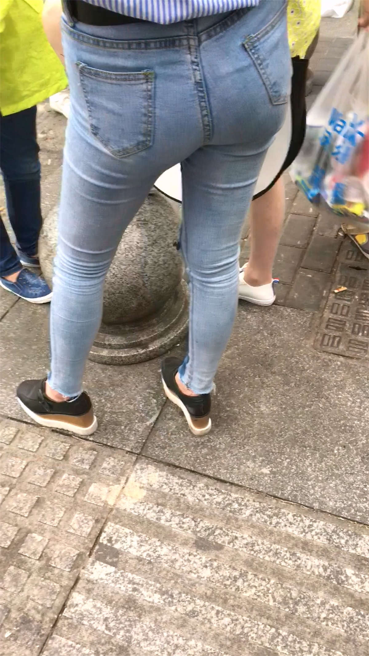 紧身牛仔裤极品美女-日更街拍
