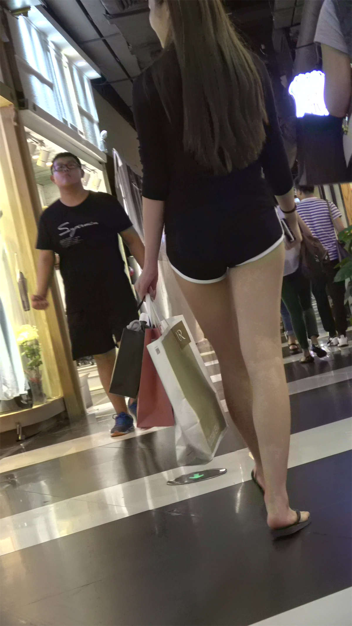 图片[2]-黑色T恤超短运动热裤极品美腿气质长发美女-日更街拍