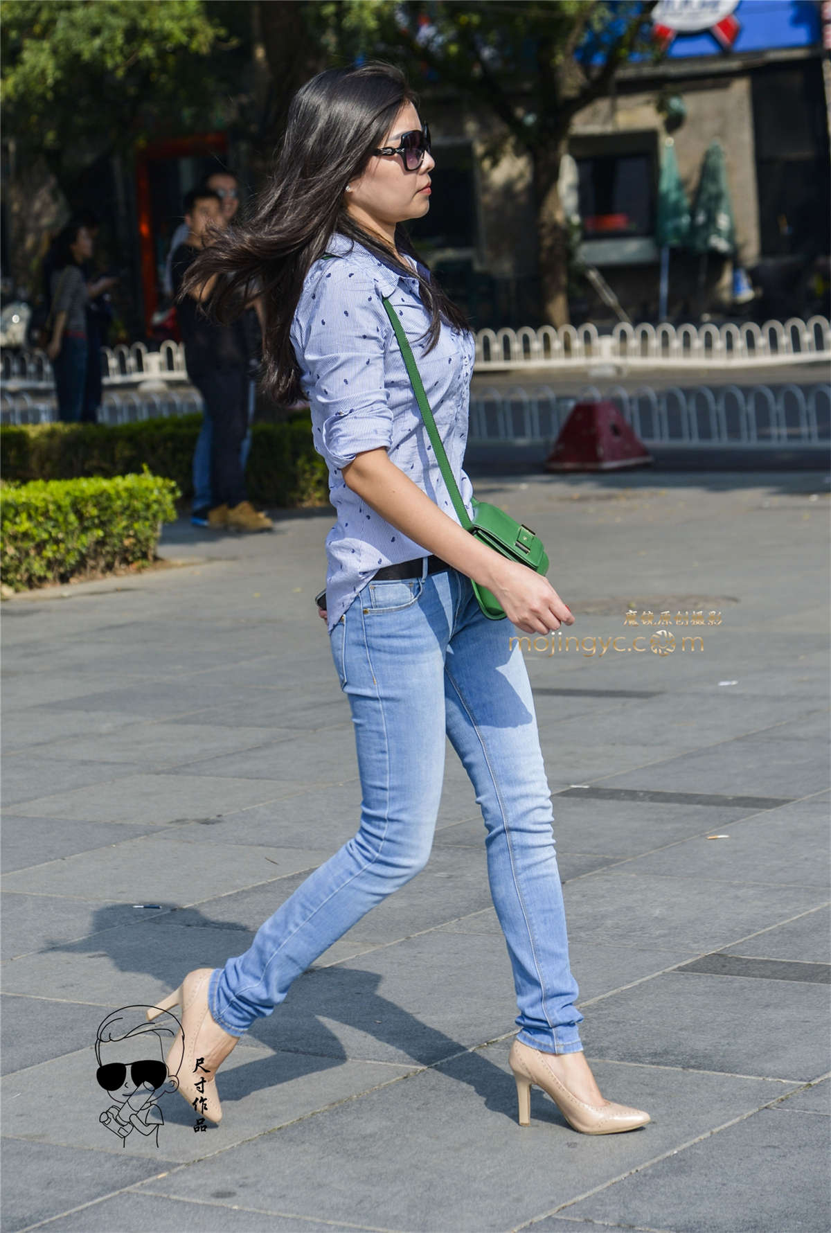 牛仔裤紧绷美腿魅力-日更街拍