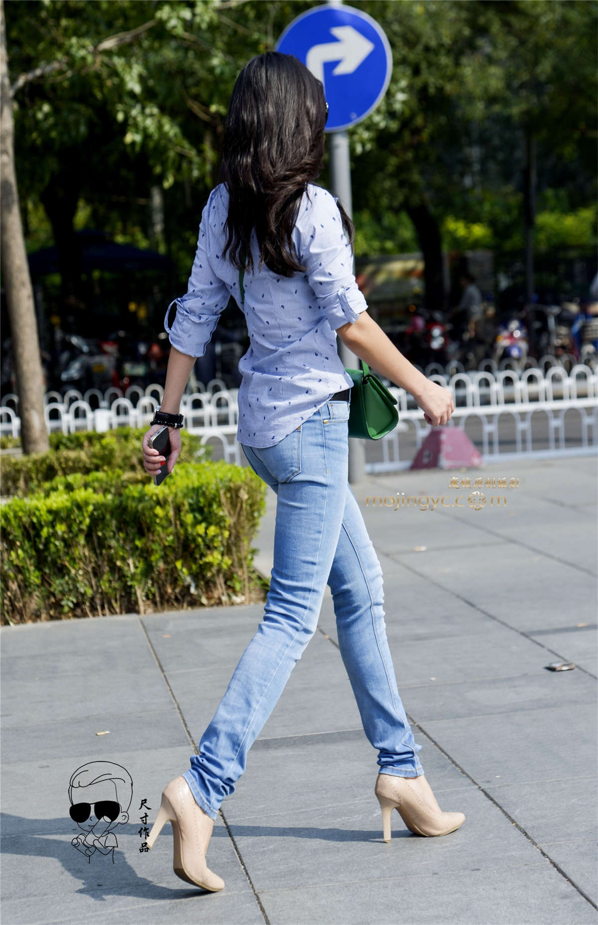 图片[2]-牛仔裤紧绷美腿魅力-日更街拍