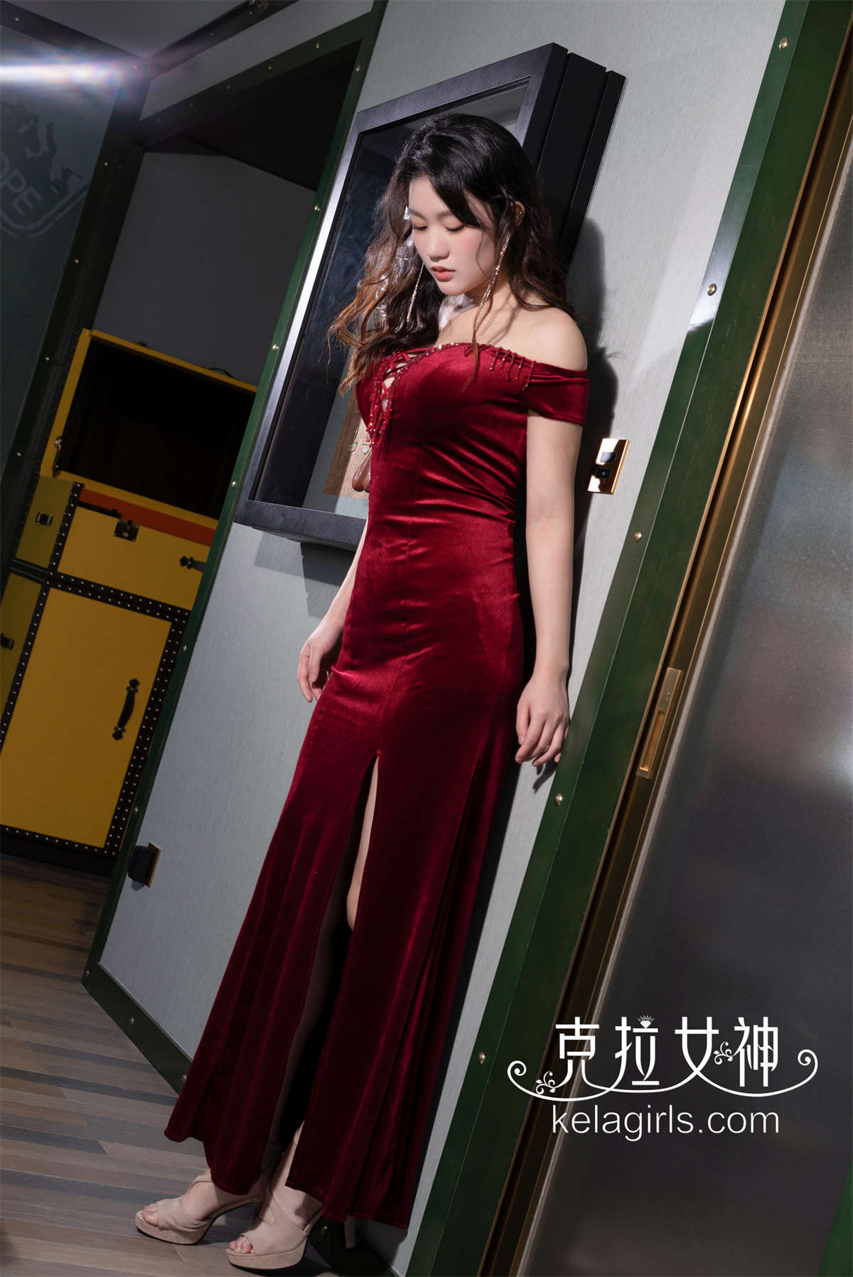 Kelagirls克拉女神 2019.06.17《抬腿撩红裙》宋黛-日更街拍