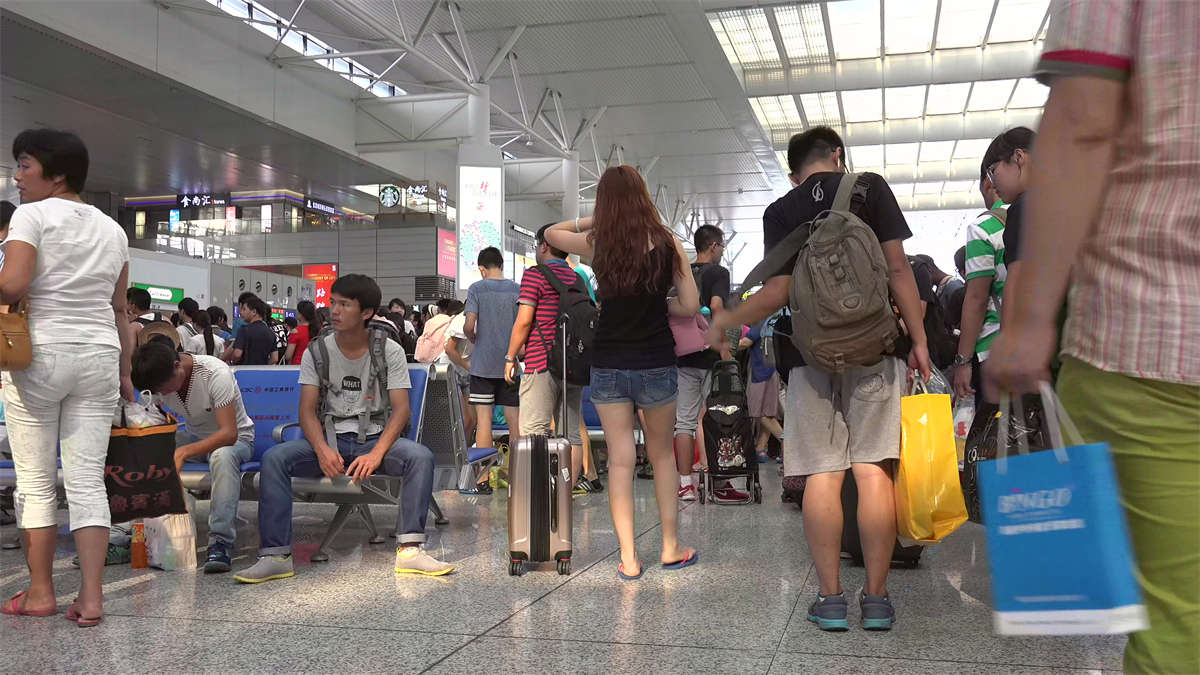 长发长腿妹子，小背心显得火辣性感-日更街拍