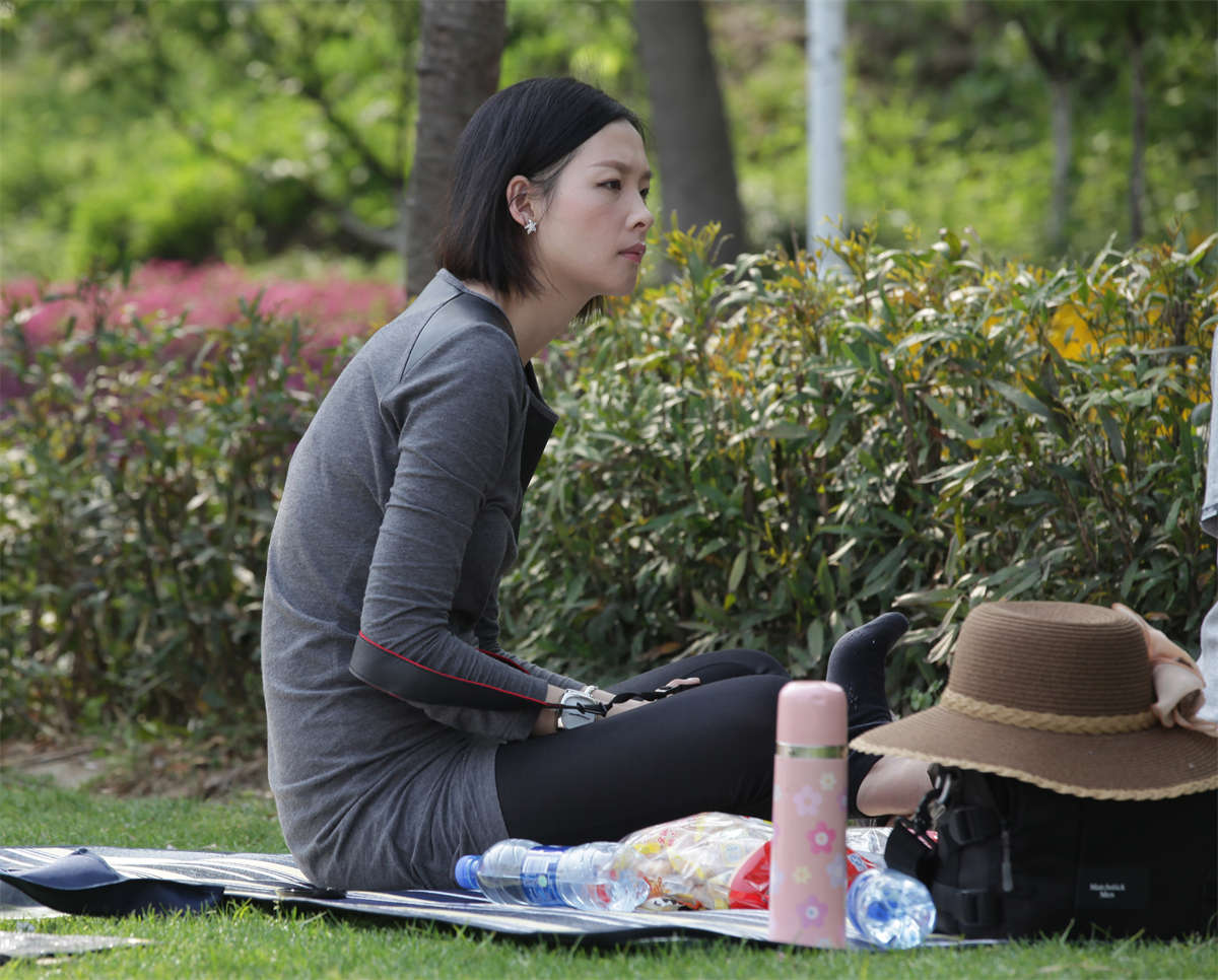 踏青公园街拍系列No.504 瘦长女孩的细长脚掌-日更街拍