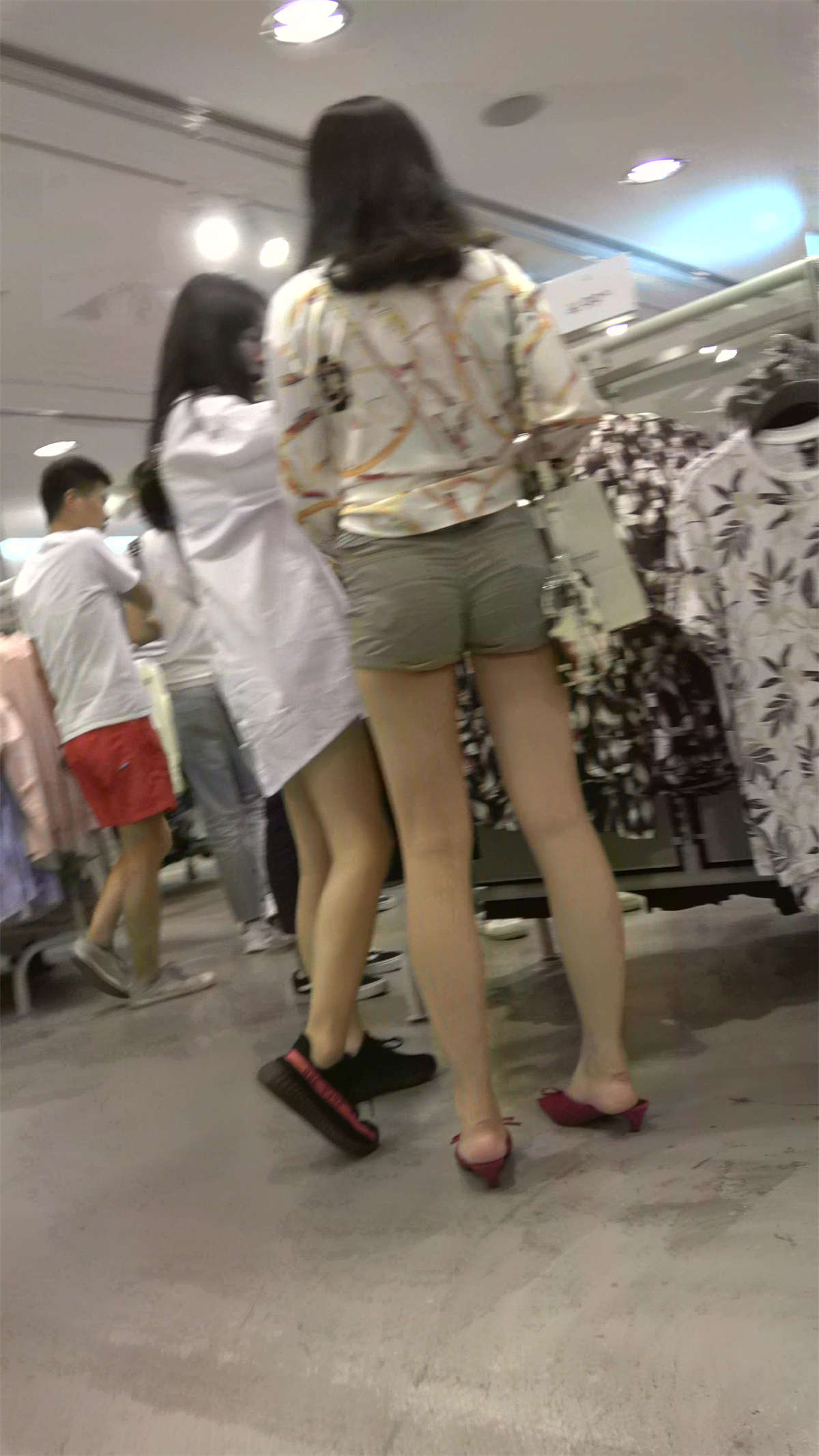 图片[2]-性感热裤大长腿气质街拍美女陪闺蜜逛商场-日更街拍