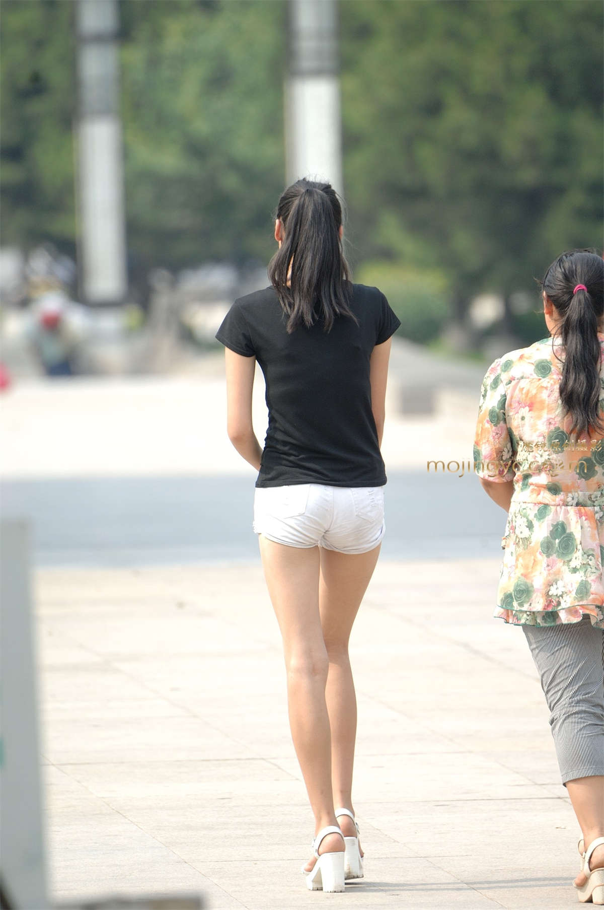 图片[2]-2016-10-24超级模特身材短白裤妹妹27张-日更街拍