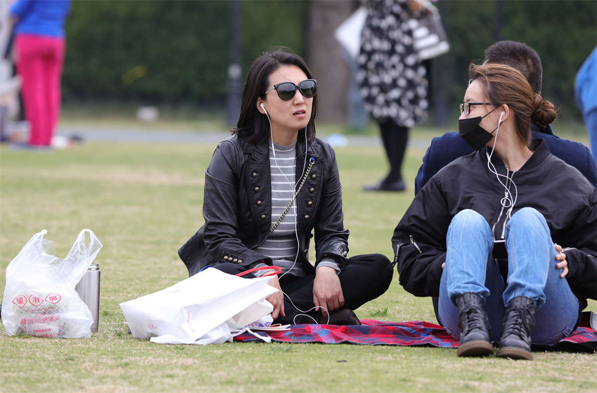 图片[2]-踏青公园街拍系列No.684 墨镜韵妇短黑丝，从头到脚一身黑，超酷-日更街拍