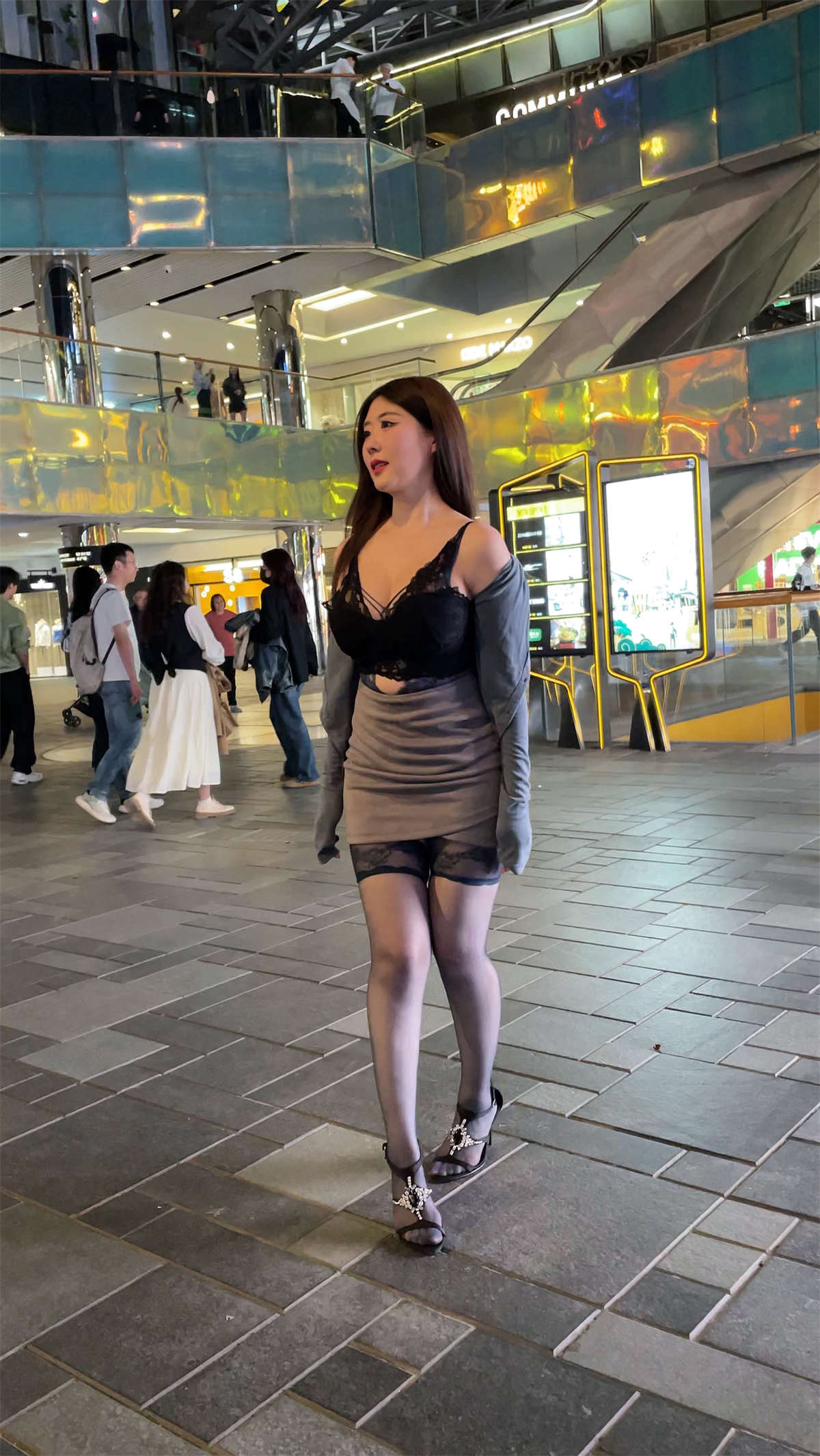 黑丝高跟女神（视频版）-日更街拍