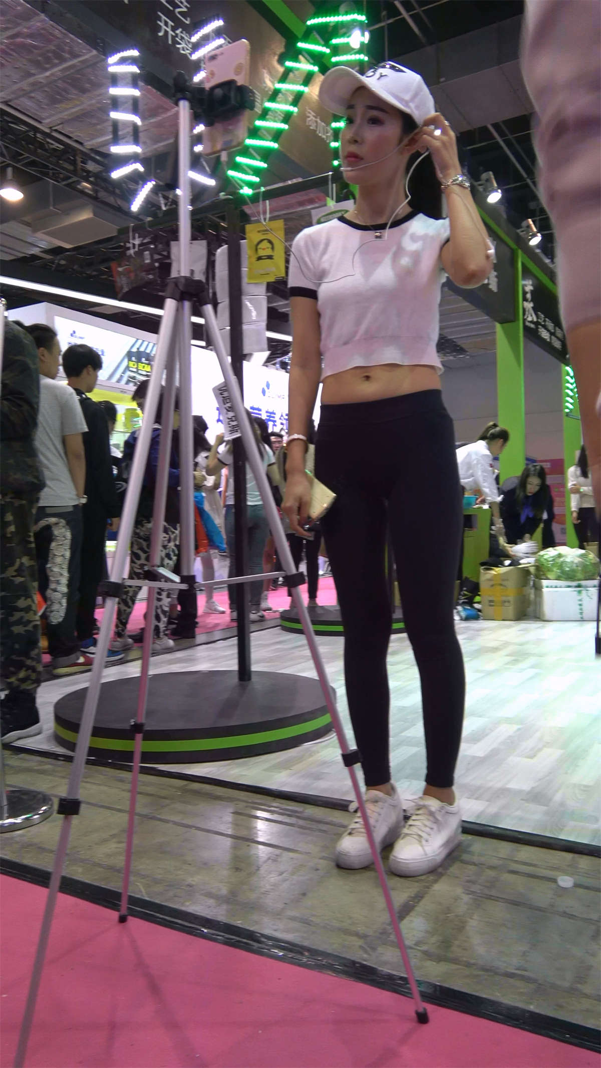 图片[2]-运动紧身裤翘臀美女-日更街拍