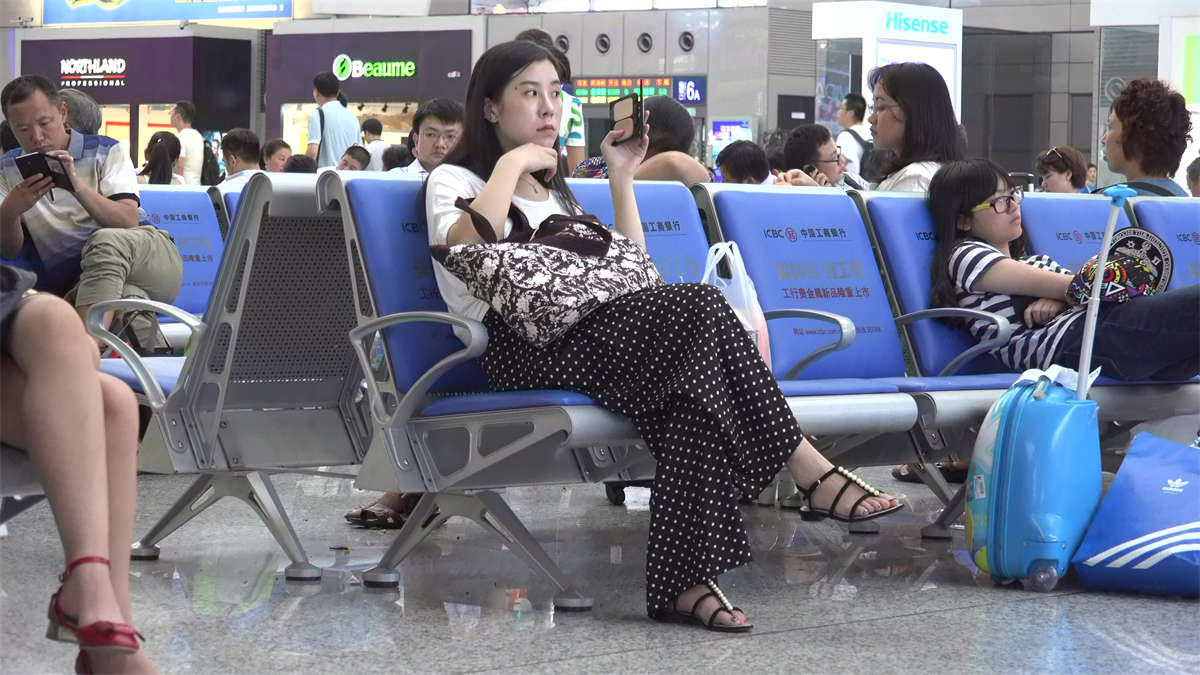 若不是一双高分美足，怎对得起这精心修饰的美甲-日更街拍