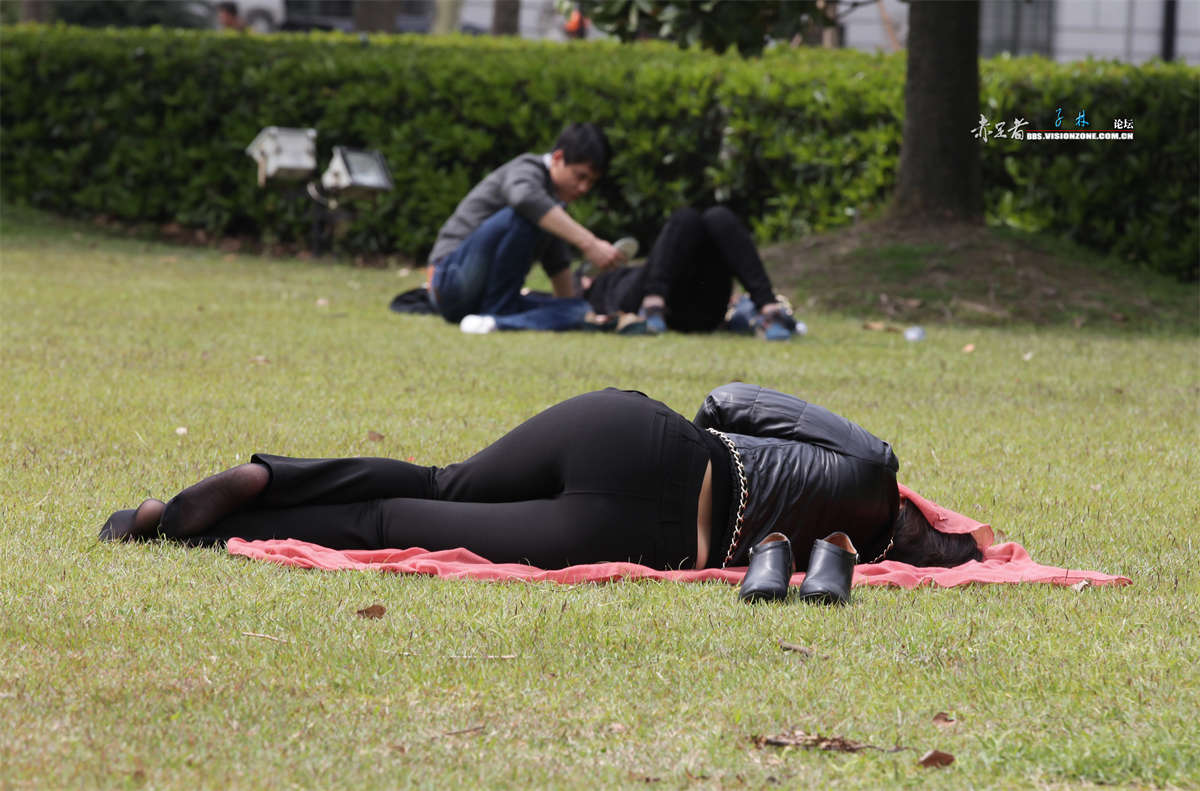 图片[2]-踏青公园街拍系列No.505 熟睡中的黑衣黑裤黑丝，还有鞋垫登场-日更街拍