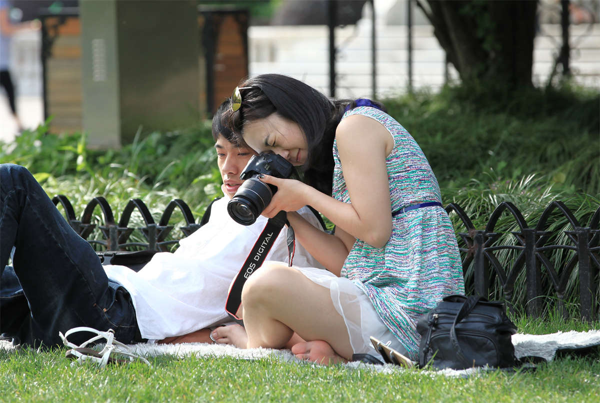 图片[2]-踏青公园街拍系列No.685 女孩把腿一伸，男人就应该自觉帮她把鞋穿上-日更街拍