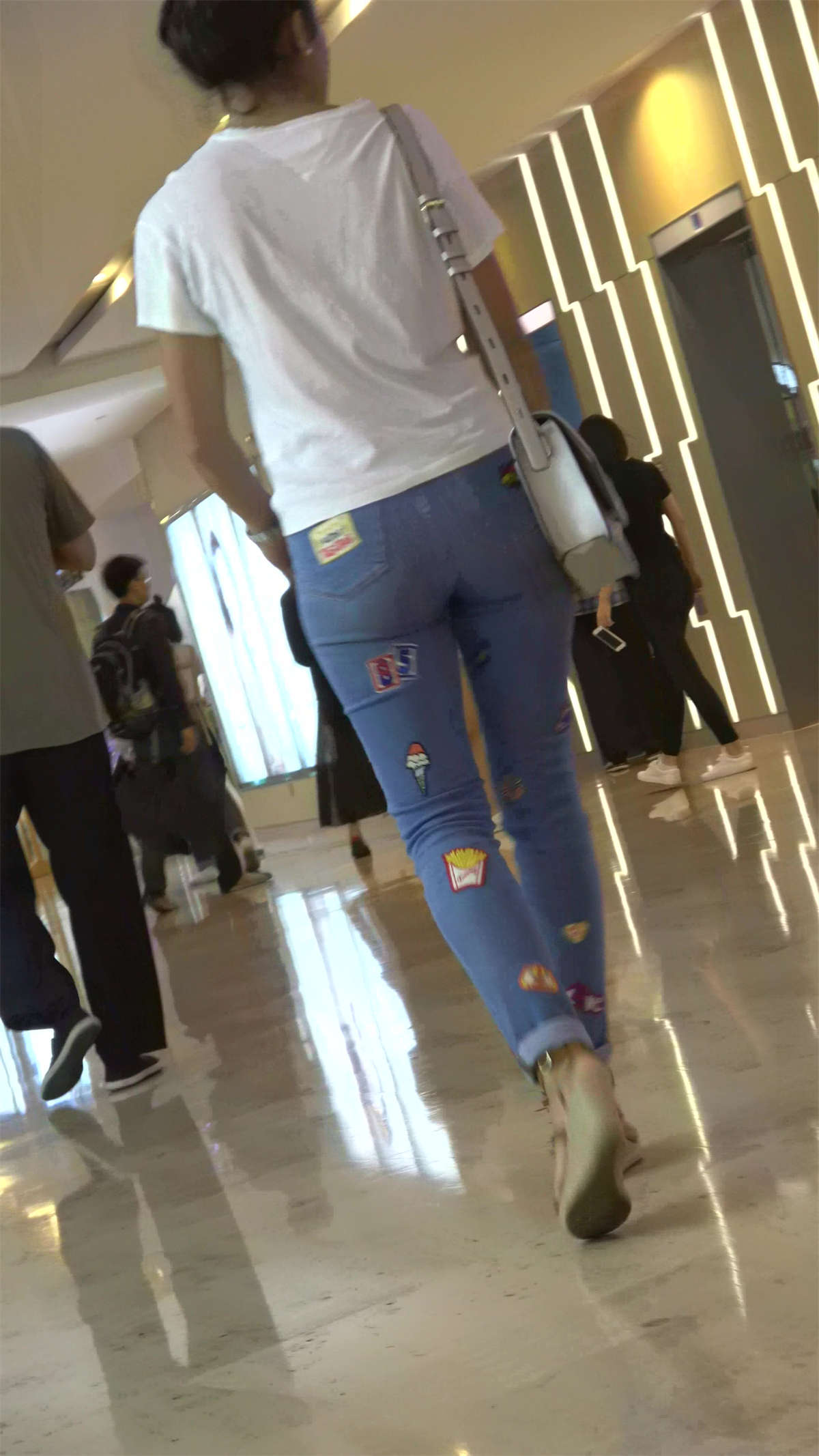 逛商场跟拍两位极品紧身蓝牛美女-日更街拍