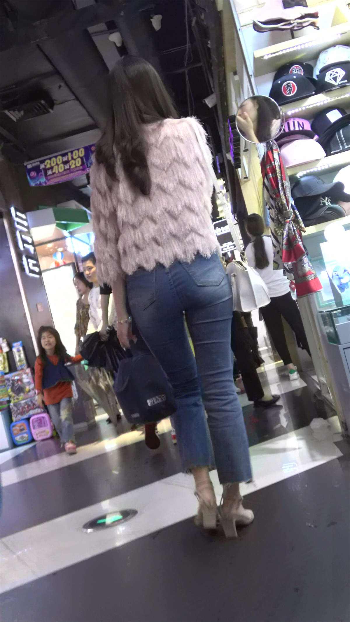 图片[2]-逛商场跟拍两位极品紧身蓝牛美女-日更街拍