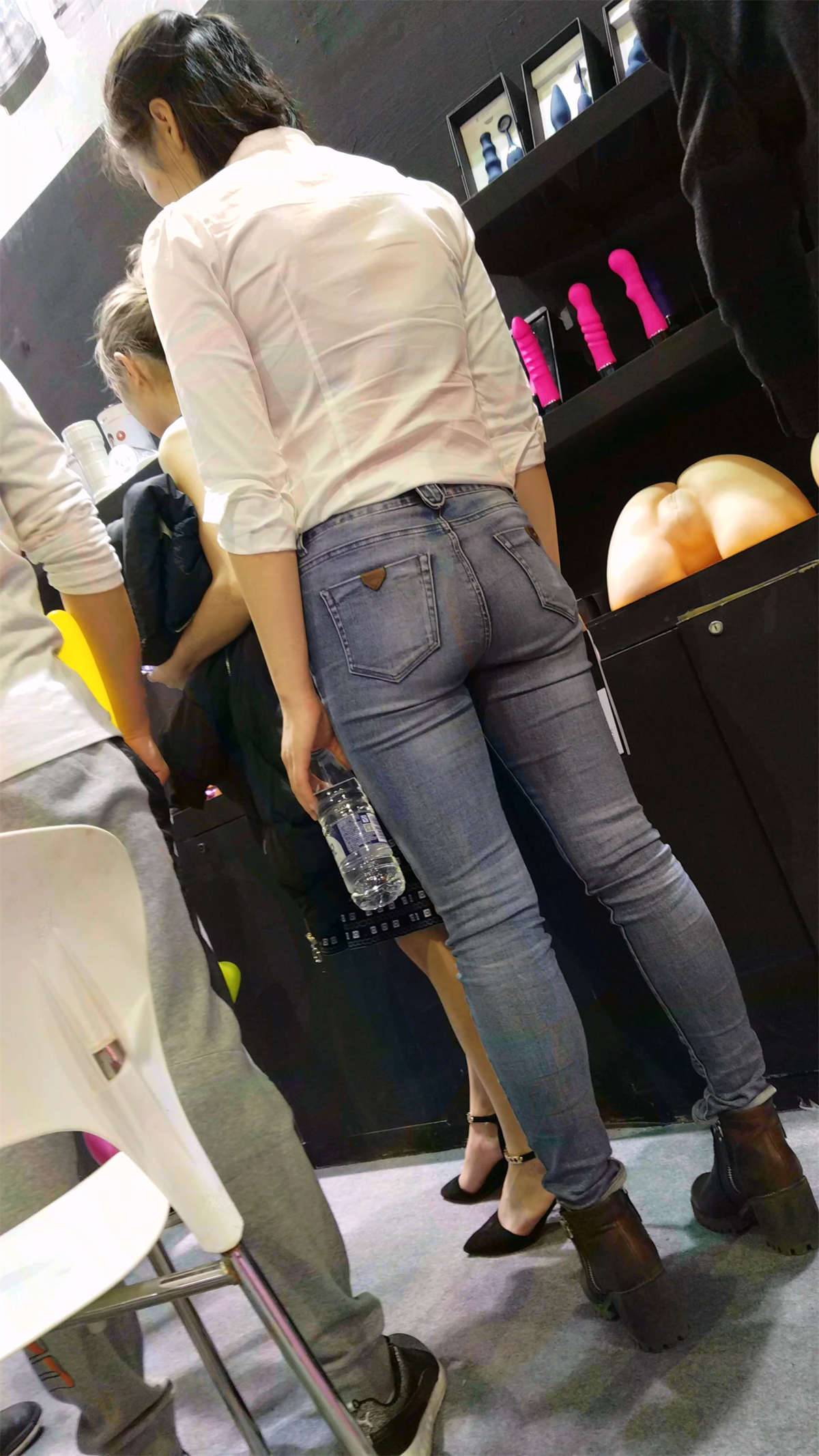 图片[2]-紧身蓝色牛仔裤丰臀妹子-日更街拍