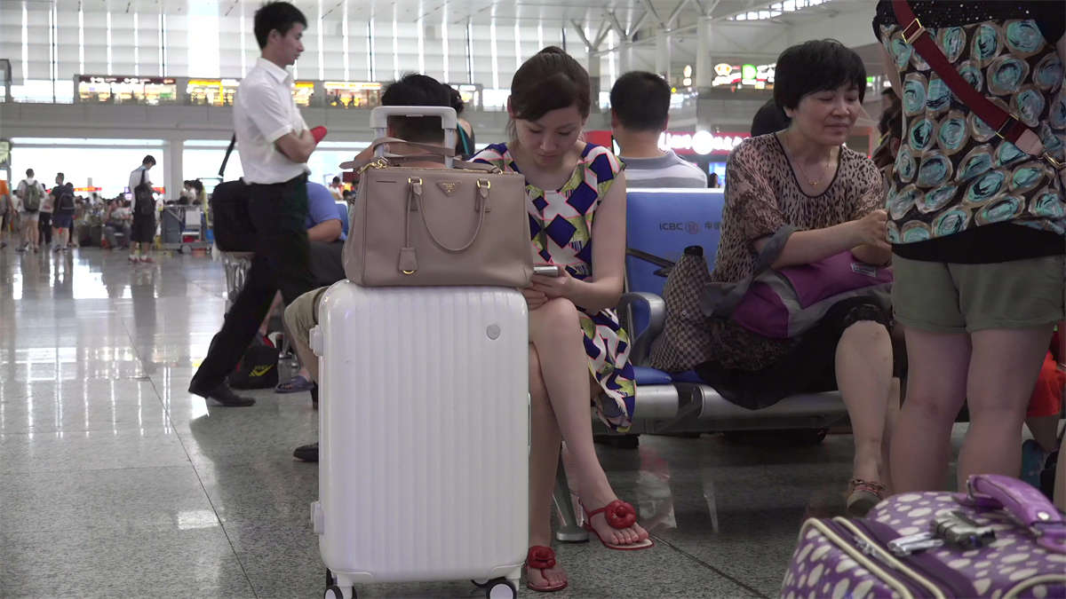 图片[2]-这双脚如果在正常的光线下，应该是双白嫩到出奇的精品-日更街拍