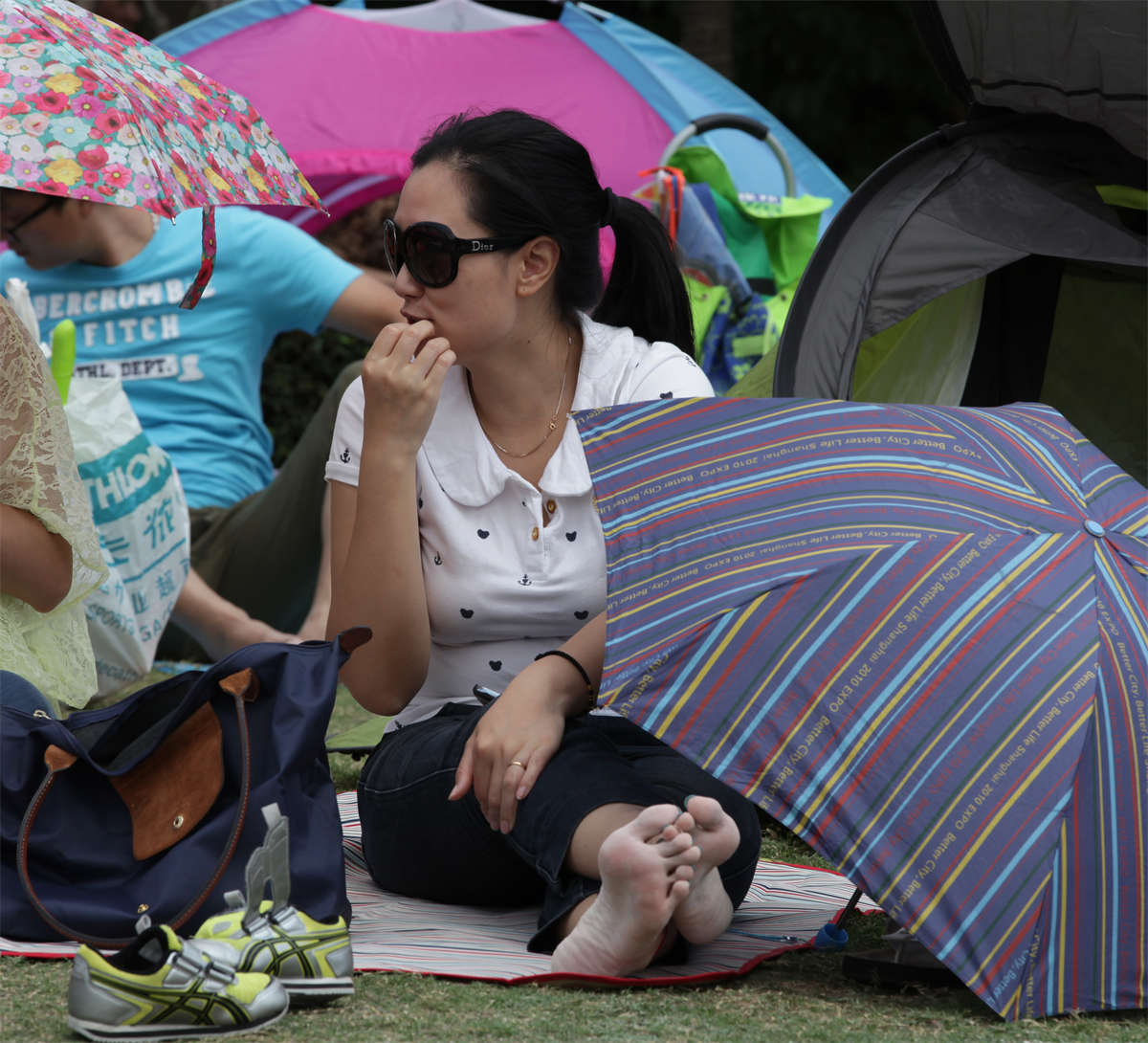 图片[2]-踏青公园街拍系列No.506 双脚沾沙，依旧散发致命引力-日更街拍