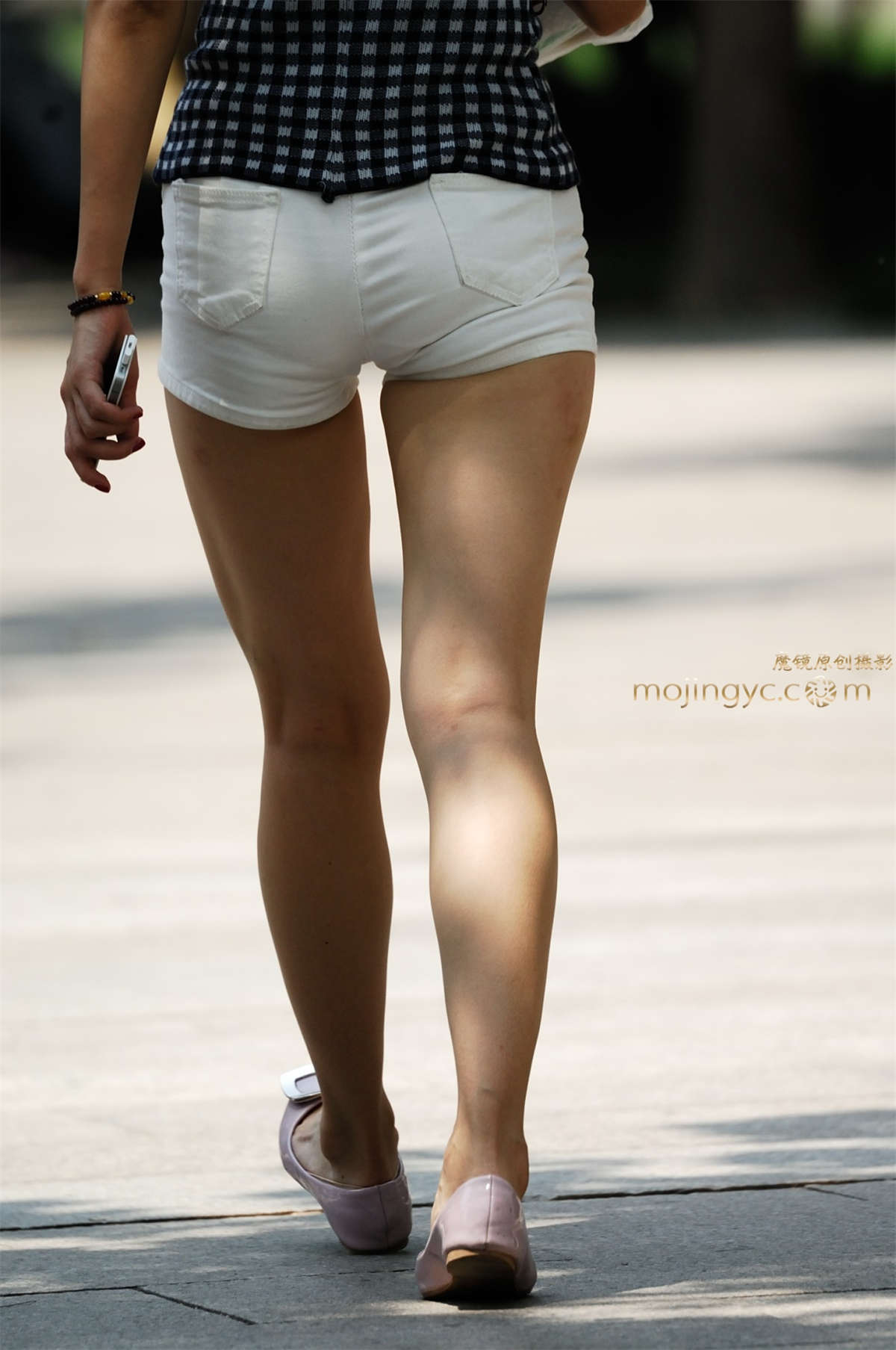 图片[2]-2016-10-31白短裤小妹13张-日更街拍