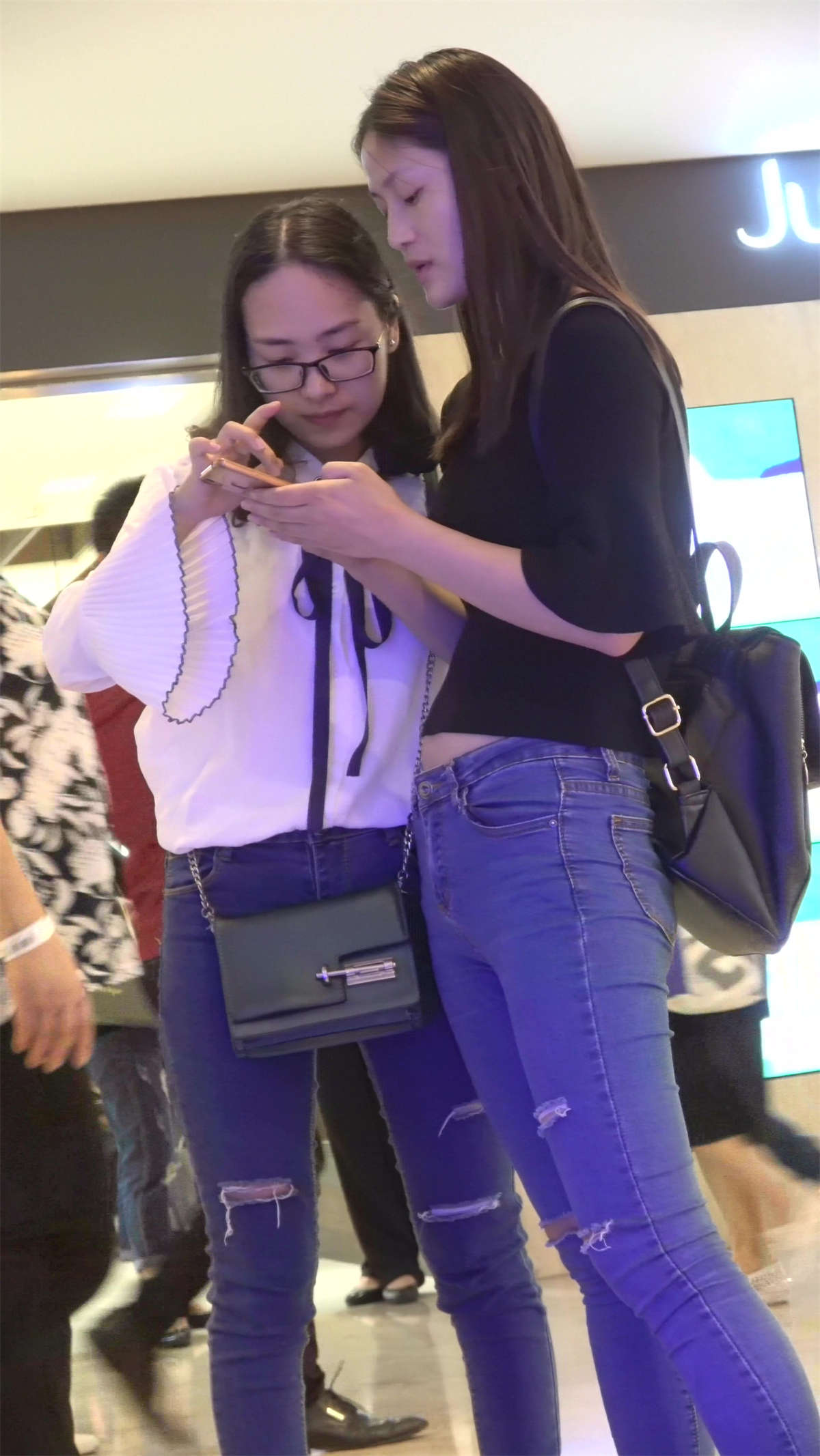 黑衣服紧身蓝牛气质文静美女姐姐逛商场-日更街拍