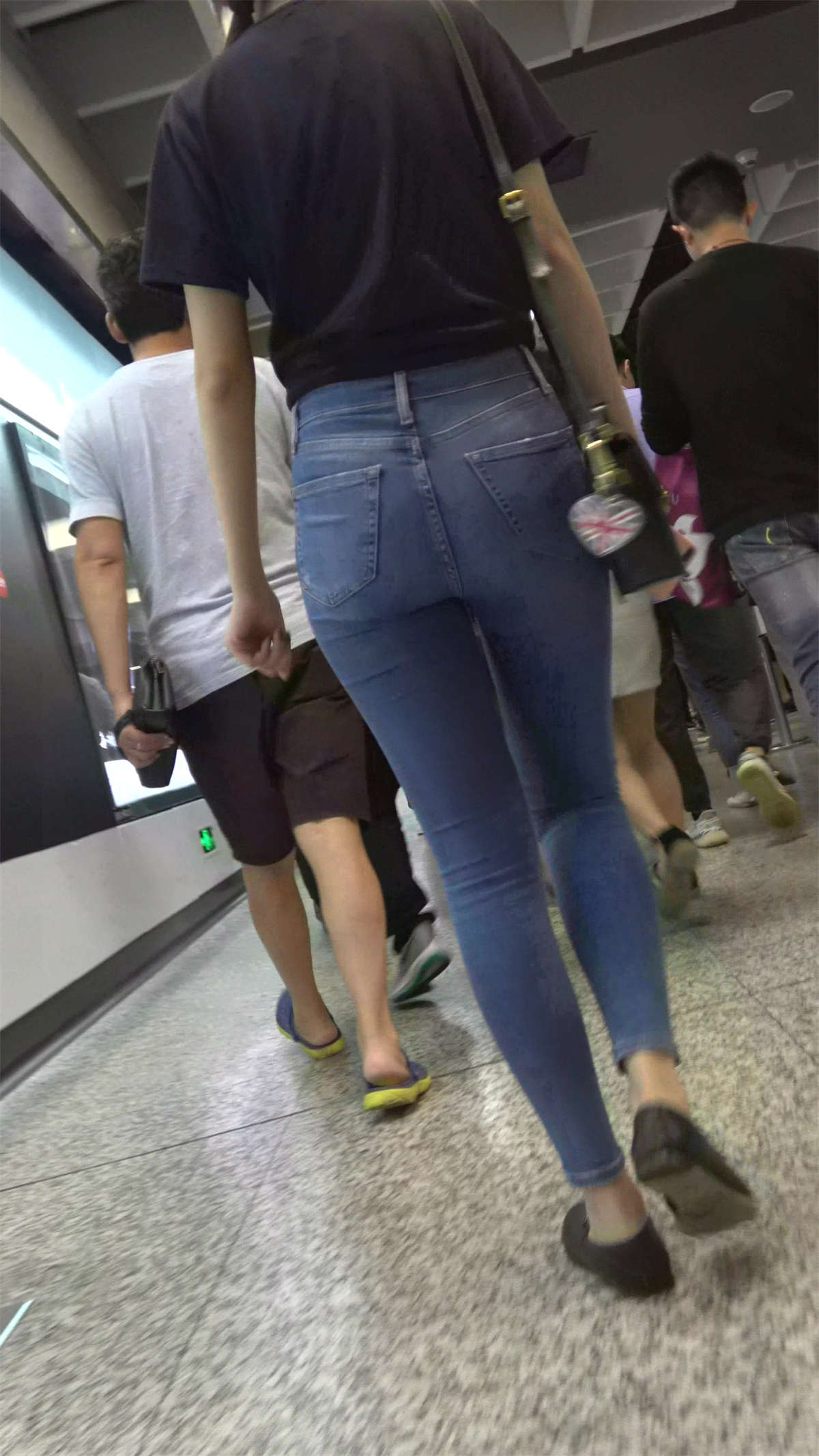 图片[2]-黑衣服紧身蓝牛气质文静美女姐姐逛商场-日更街拍