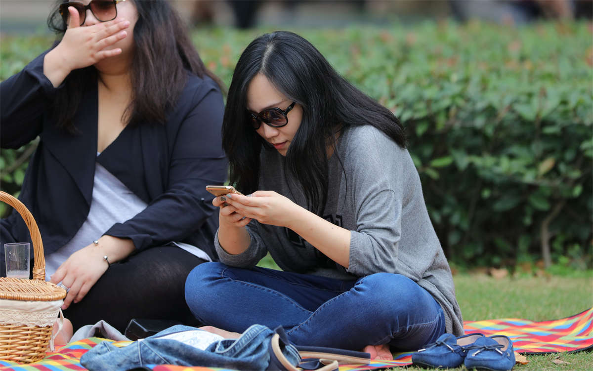 图片[2]-踏青公园街拍系列No.686 女孩细品葡萄美酒，我们细品她的光洁好脚 第1套-日更街拍