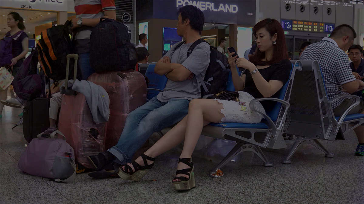 图片[2]-吸引候车室众多目光的高挑女孩-日更街拍