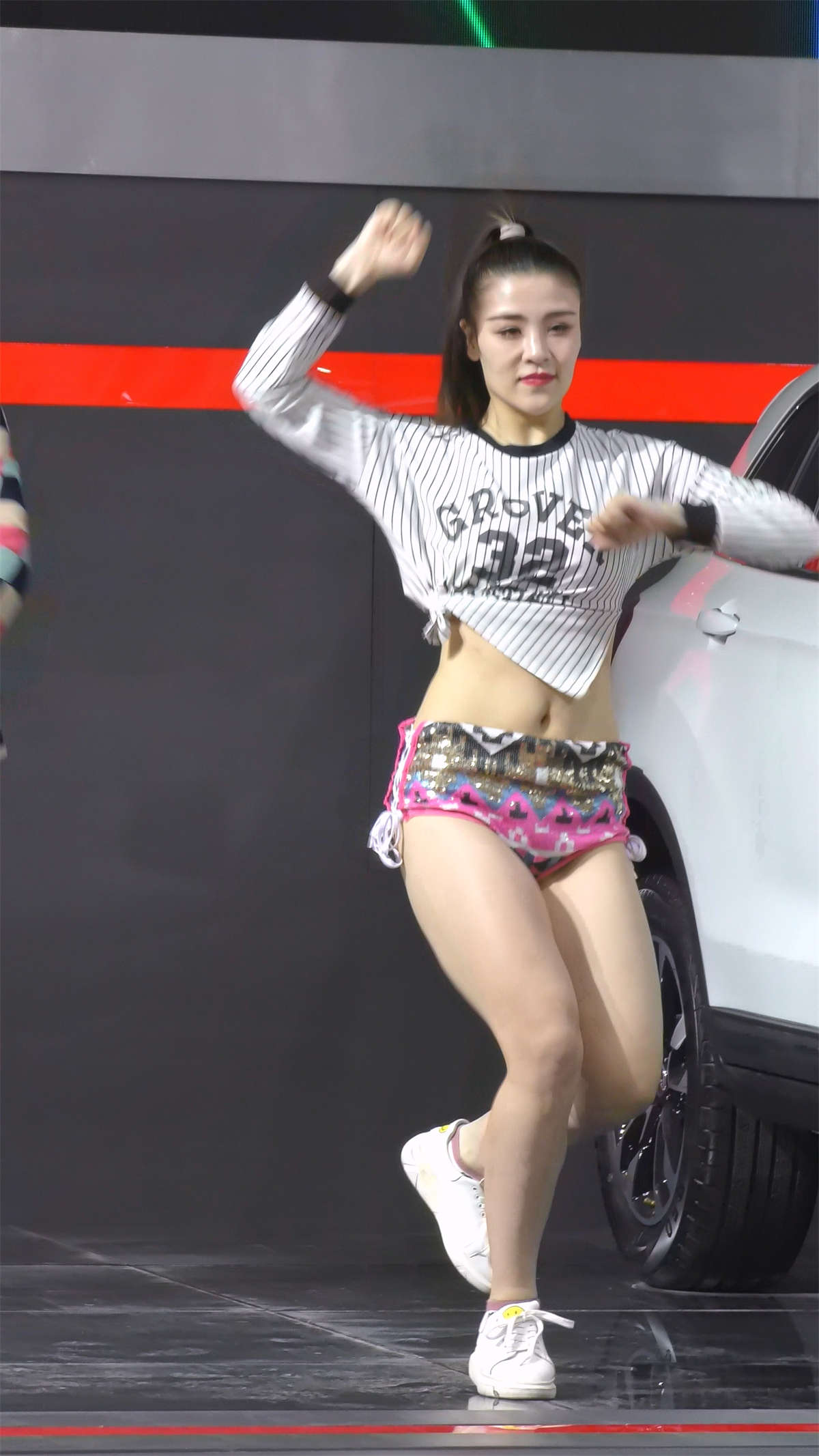 图片[2]-热舞性感粉内内美女-日更街拍