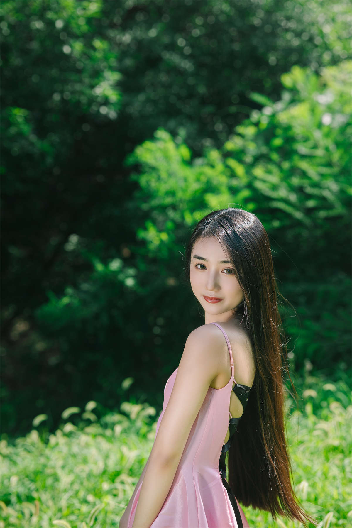 YITUYU艺图语 2023.06.09 绿草地少女写真 异域荷包蛋-日更街拍