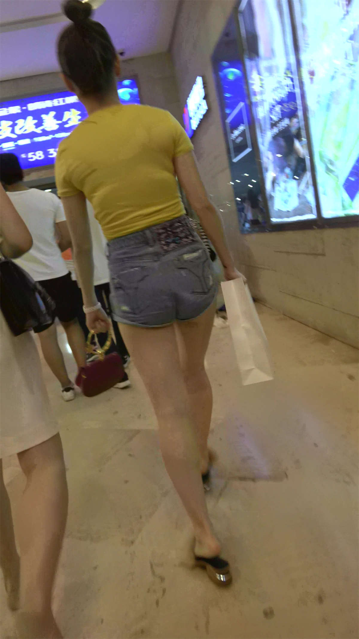 黄色T恤衫高腰热裤美臀丸子头气质小姐姐-日更街拍