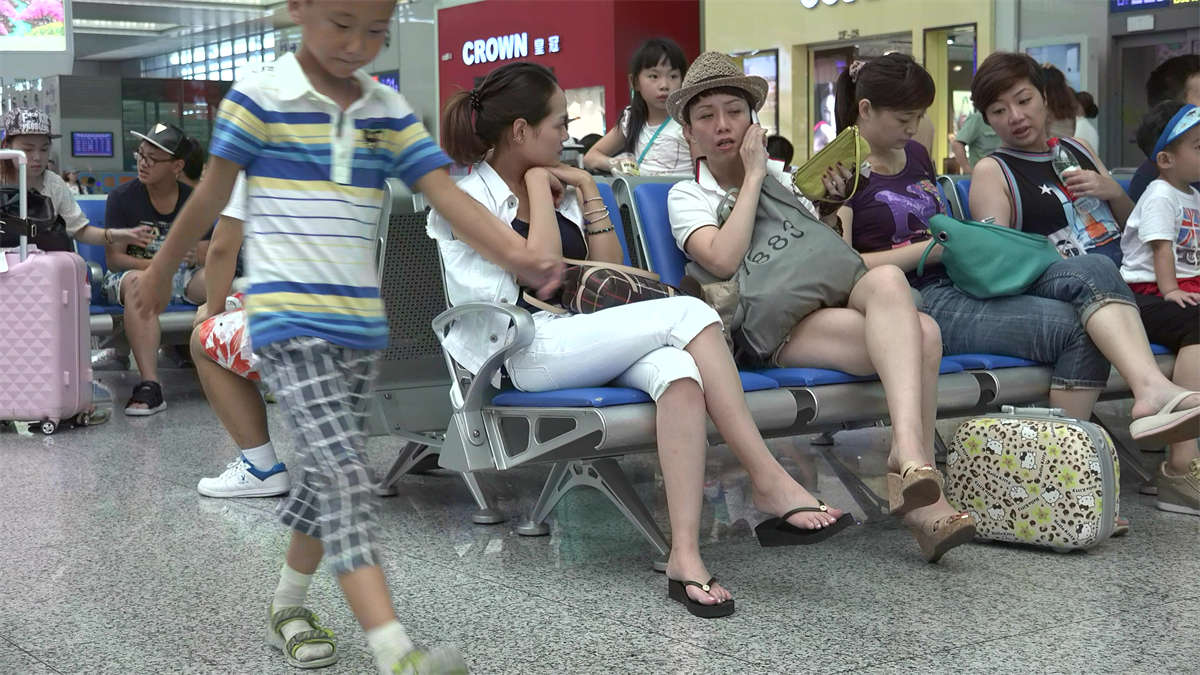 图片[2]-黑色人字拖更能衬托出玉足的白嫩-日更街拍