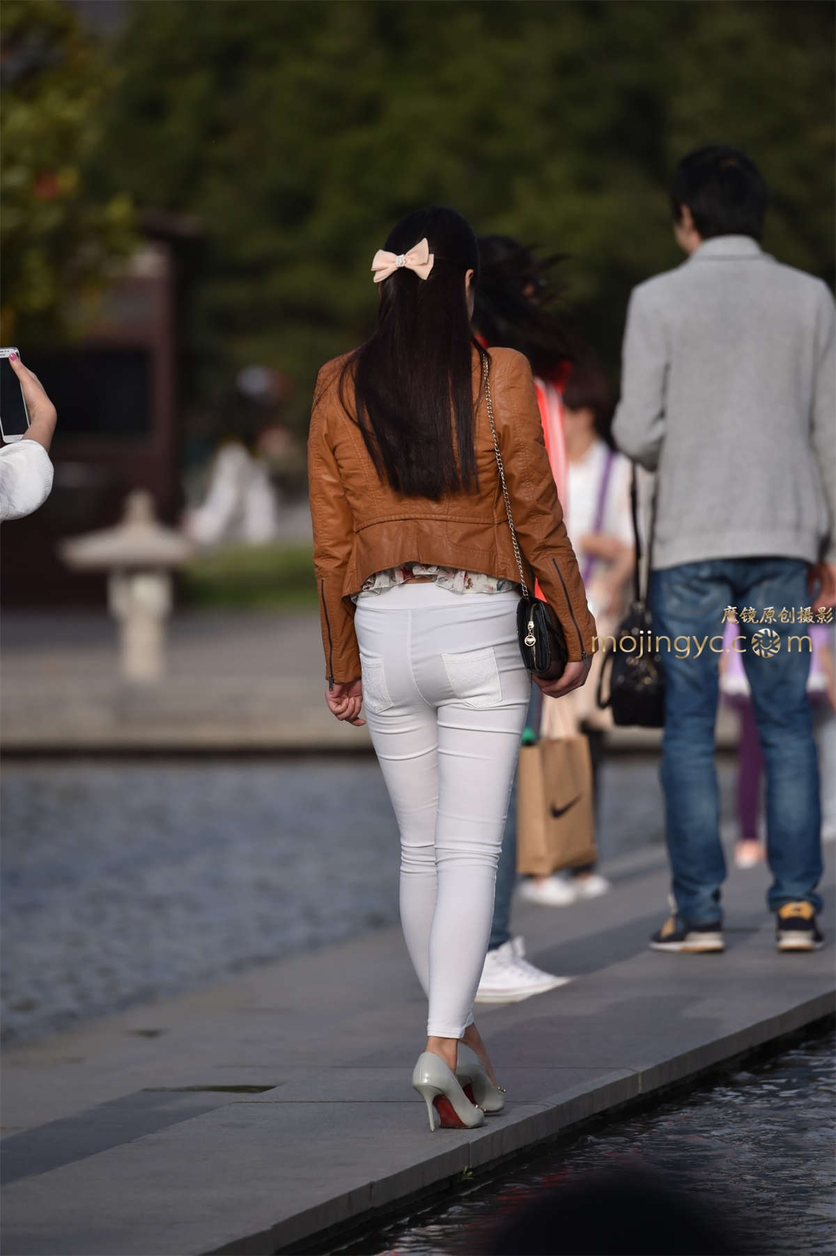 图片[2]-2016-10-31白裤少妇24张-日更街拍