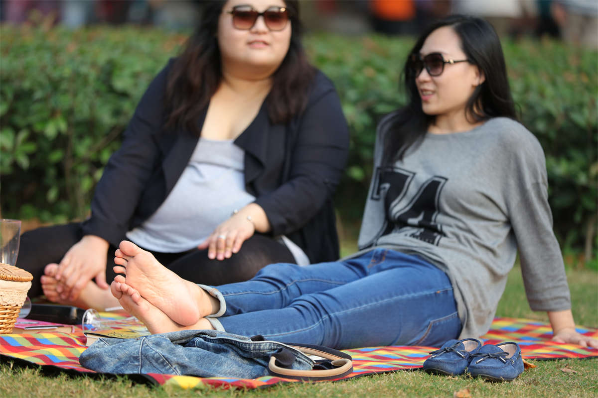 图片[2]-踏青公园街拍系列No.687 女孩细品葡萄美酒，我们细品她的光洁好脚 第3套-日更街拍