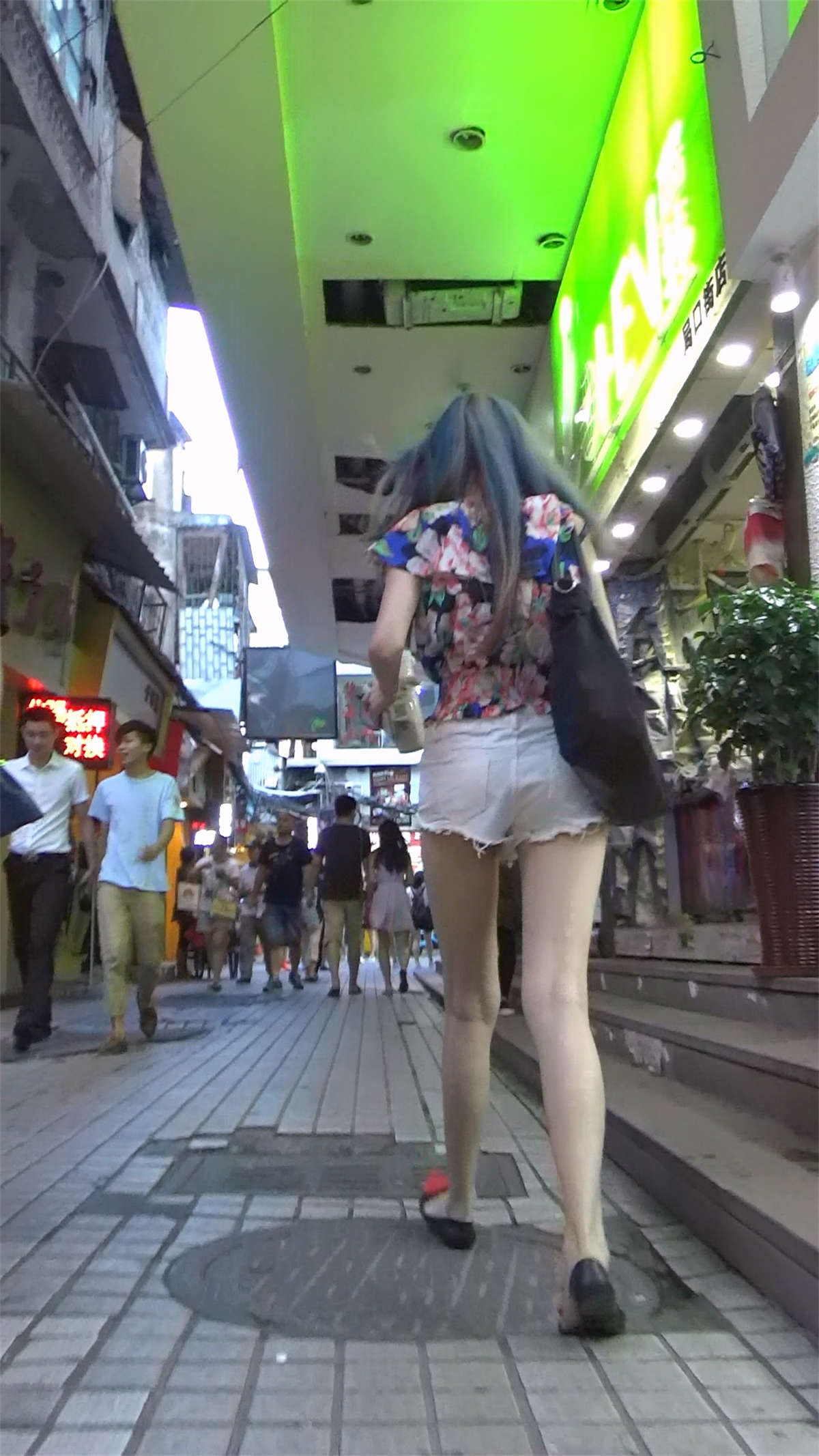 花衬衫白短热裤美腿美女-日更街拍