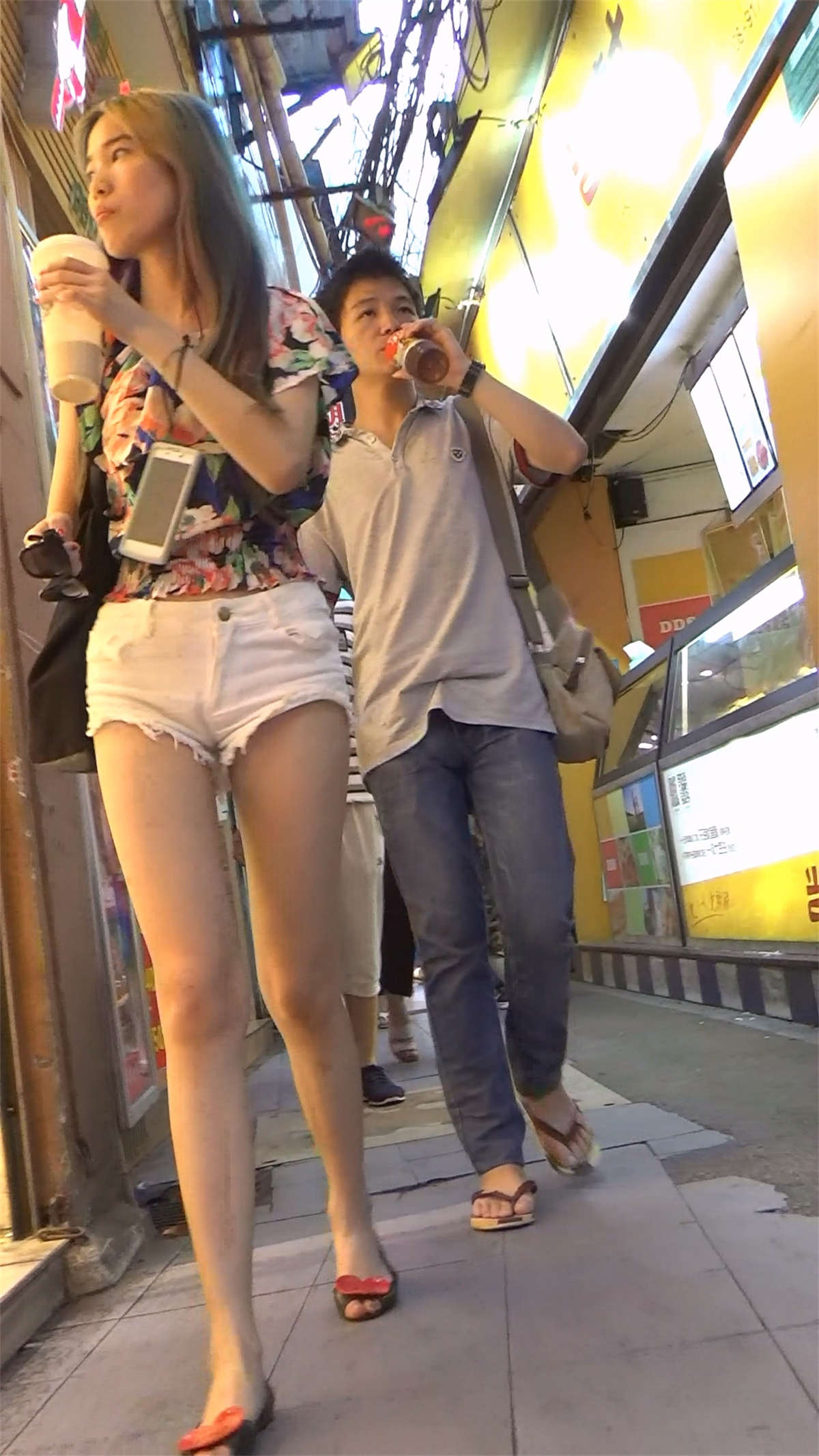 图片[2]-花衬衫白短热裤美腿美女-日更街拍