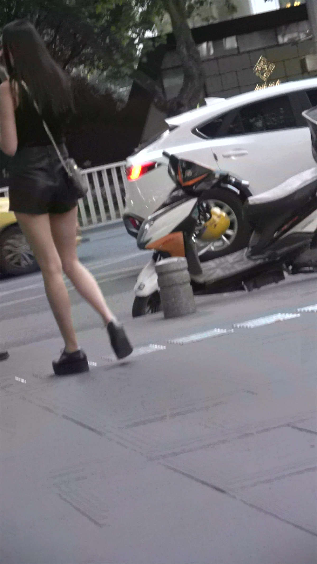 黑衣热裤美腿性感美女小姐姐-日更街拍
