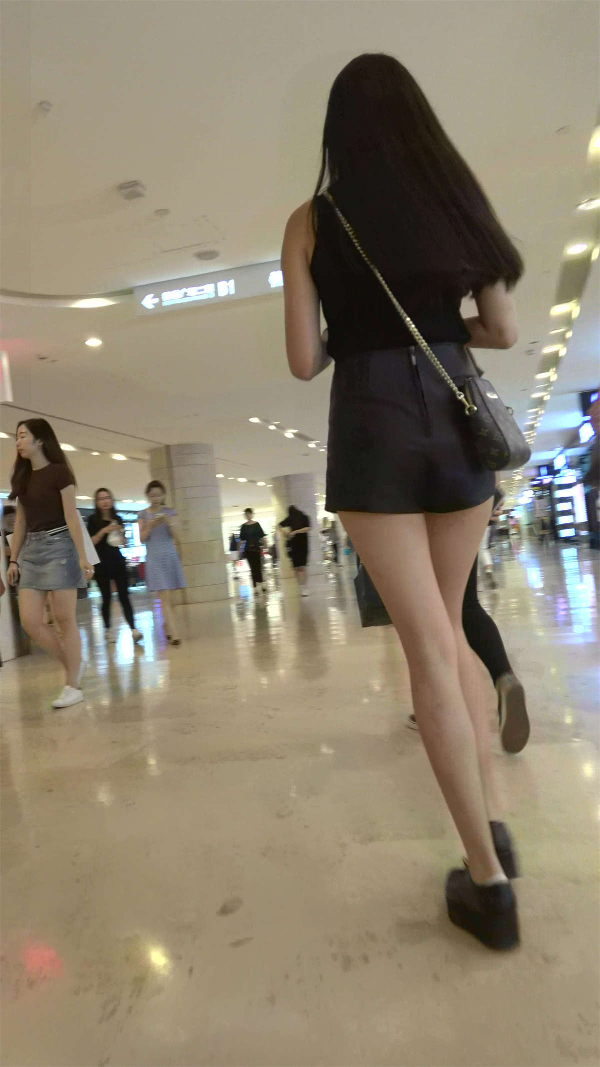 图片[2]-黑衣热裤美腿性感美女小姐姐-日更街拍