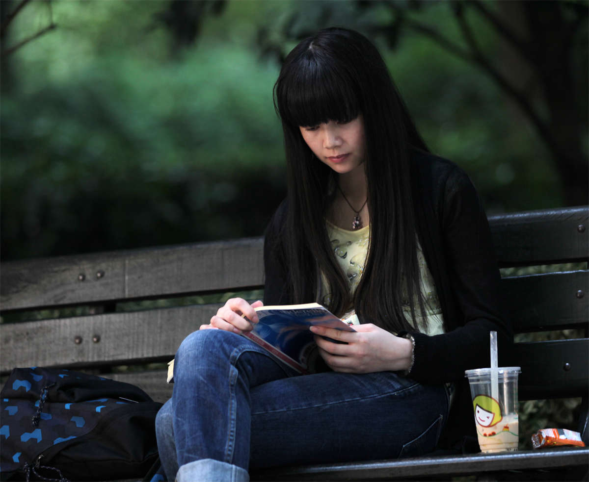 图片[2]-踏青公园街拍系列No.508 牛仔长丝配凉鞋的穿法相当少见了-日更街拍