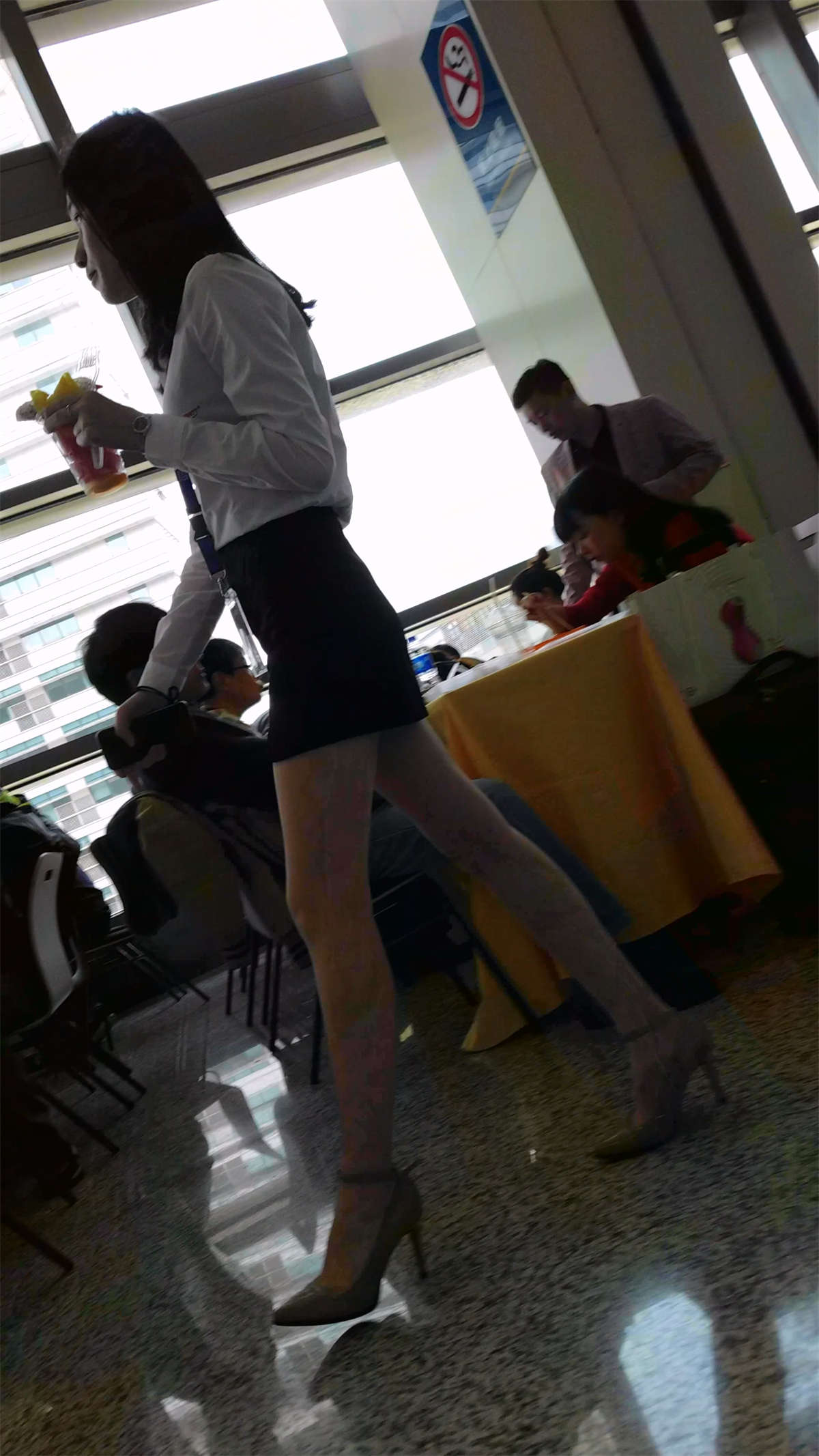 图片[2]-小姐姐的白皙性感大腿-日更街拍