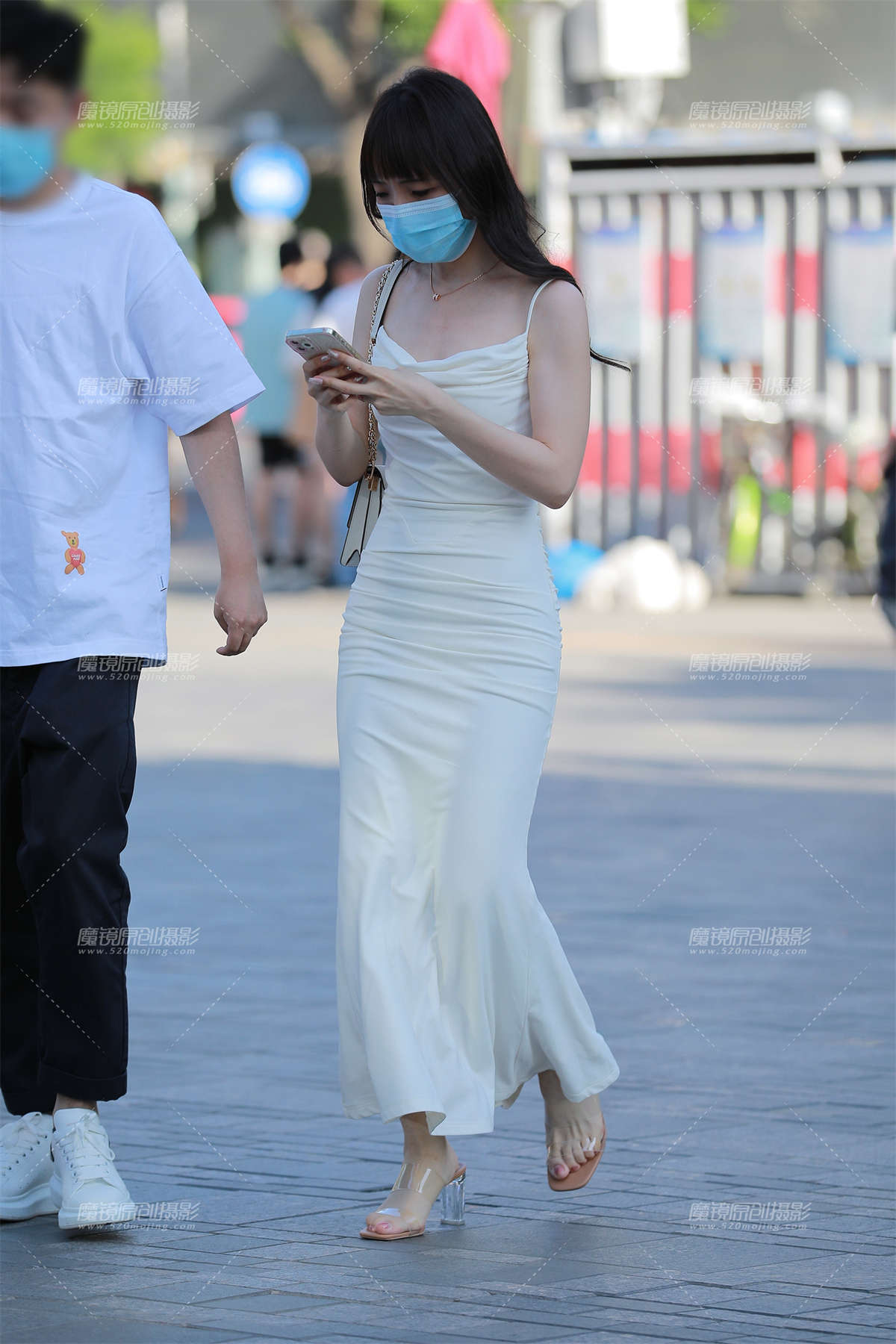 图片[2]-【玻璃街拍】白色包臀裙女友-日更街拍